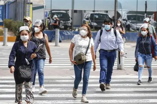 El toque de queda en las provincias con nivel de alerta alto regirá de lunes a domingo desde las 11 p.m. hasta las 4 a.m. del día siguiente. Foto: ANDINA/Renato Pajuelo.