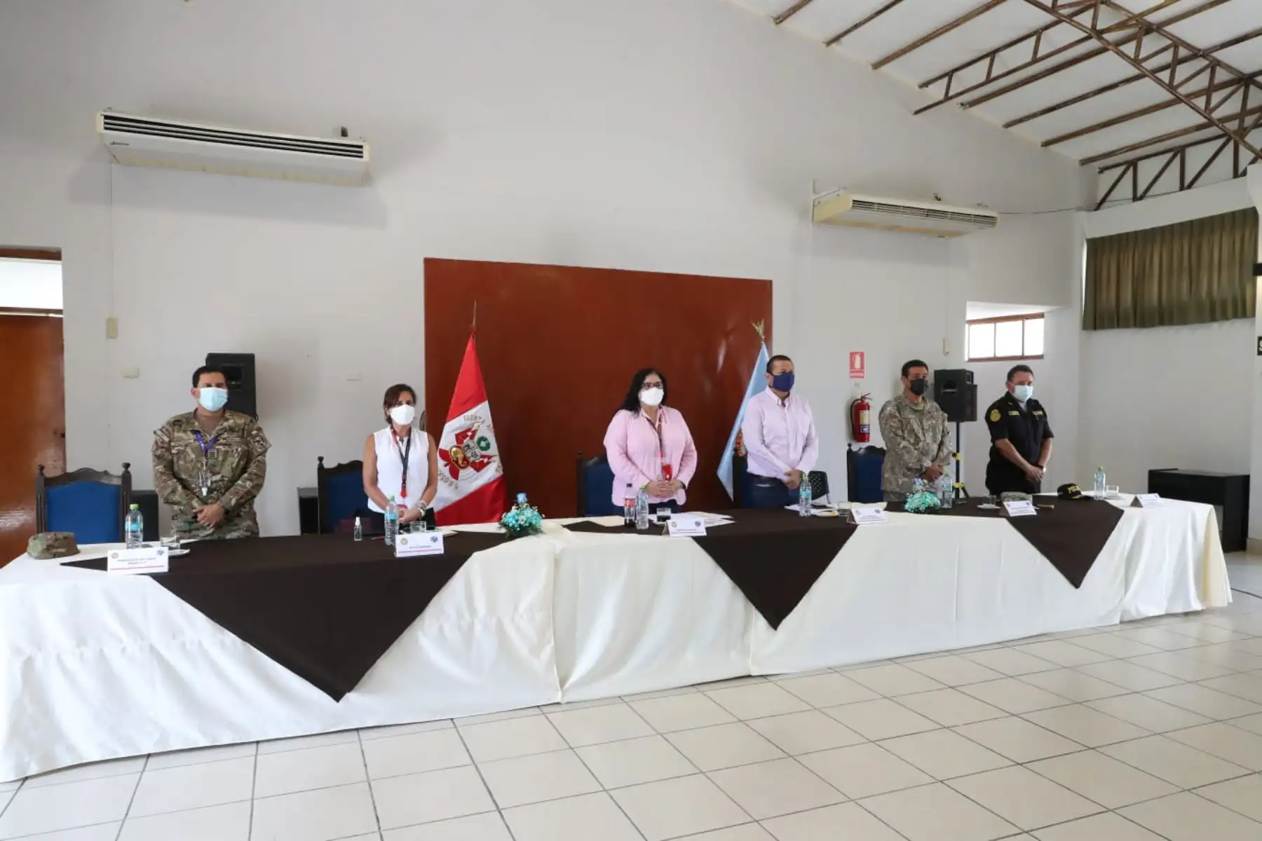 A bordo de un avión de la Fuerza Aérea llegaron esta mañana a Lambayeque un total de 7481 dosis de la vacuna contra el covid-19, bajo la supervisión de la ministra de Defensa, Nuria Esparch, quien visitó la ciudad de Chiclayo para cumplir diversas actividades relacionadas a la lucha contra la pandemia. Foto: Mindef