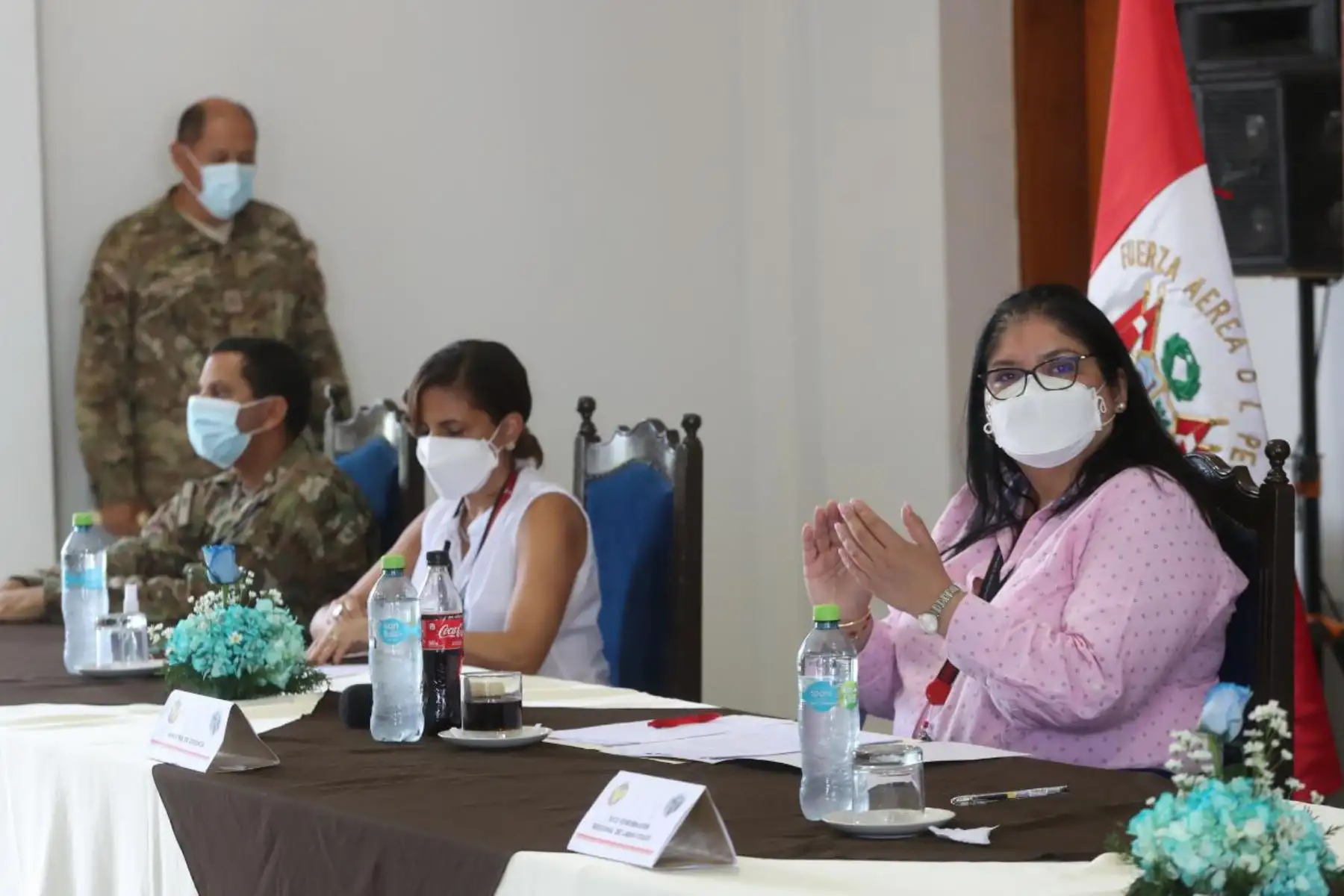 A bordo de un avión de la Fuerza Aérea llegaron esta mañana a Lambayeque un total de 7481 dosis de la vacuna contra el covid-19, bajo la supervisión de la ministra de Defensa, Nuria Esparch, quien visitó la ciudad de Chiclayo para cumplir diversas actividades relacionadas a la lucha contra la pandemia. Foto: Mindef