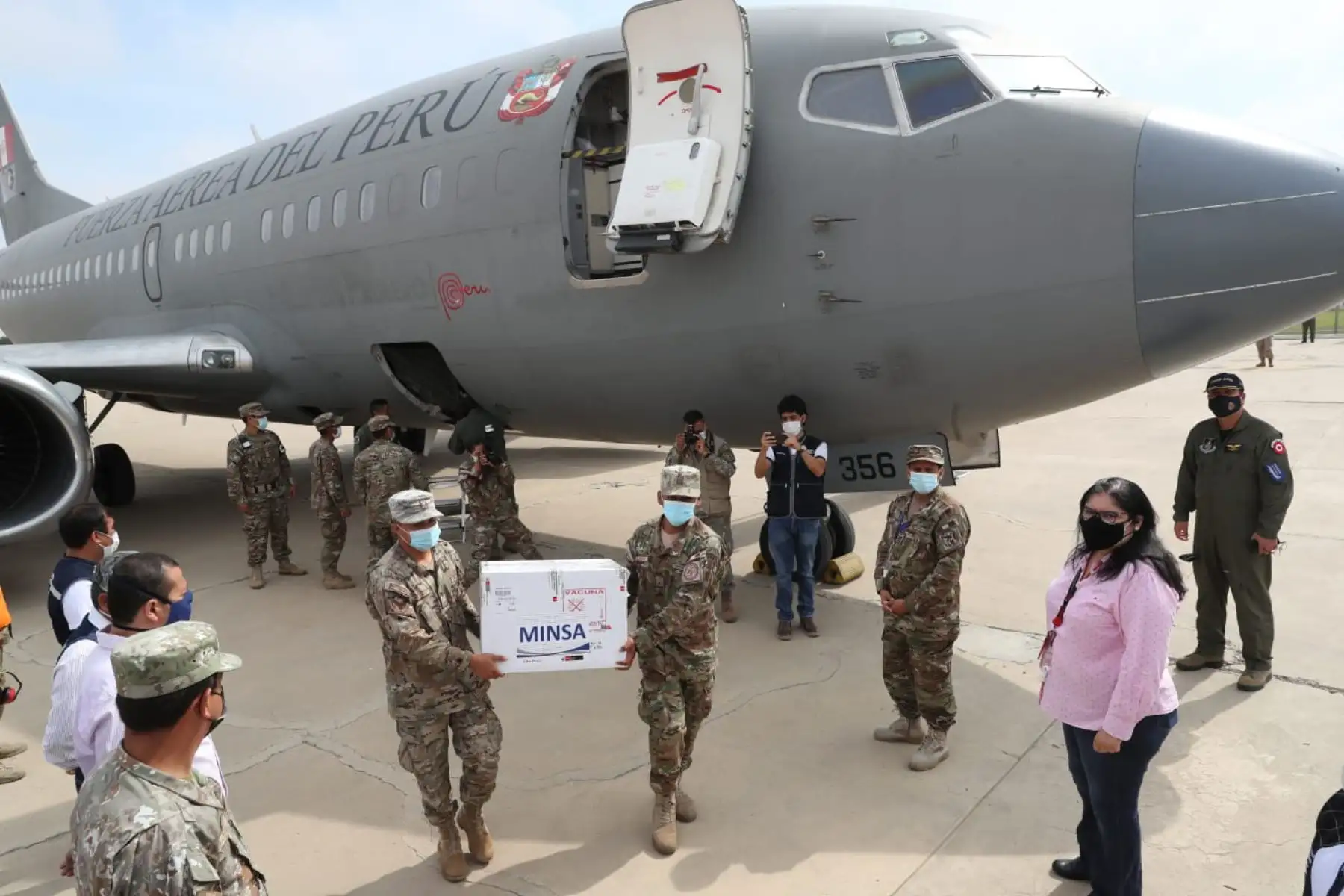 A bordo de un avión de la Fuerza Aérea llegaron esta mañana a Lambayeque un total de 7481 dosis de la vacuna contra el covid-19, bajo la supervisión de la ministra de Defensa, Nuria Esparch, quien visitó la ciudad de Chiclayo para cumplir diversas actividades relacionadas a la lucha contra la pandemia. Foto: Mindef