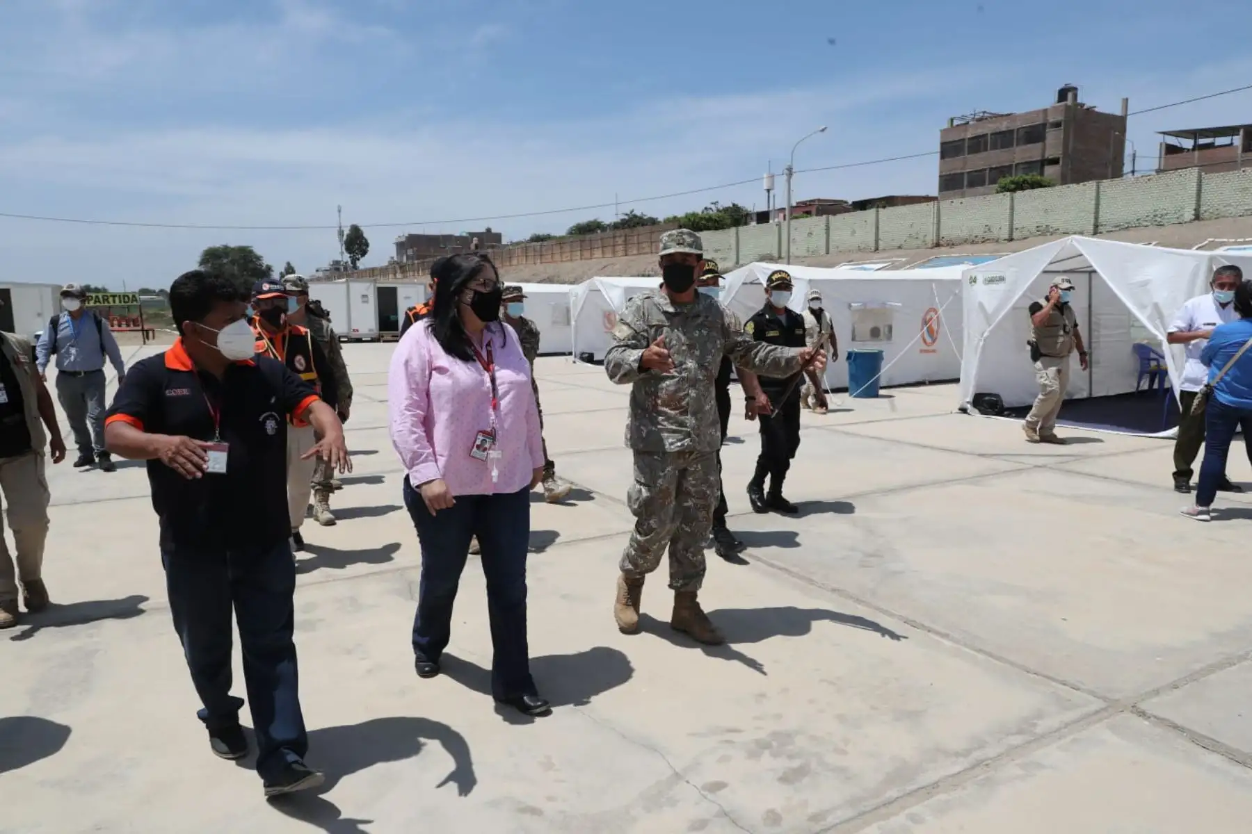 A bordo de un avión de la Fuerza Aérea llegaron esta mañana a Lambayeque un total de 7481 dosis de la vacuna contra el covid-19, bajo la supervisión de la ministra de Defensa, Nuria Esparch, quien visitó la ciudad de Chiclayo para cumplir diversas actividades relacionadas a la lucha contra la pandemia. Foto: Mindef