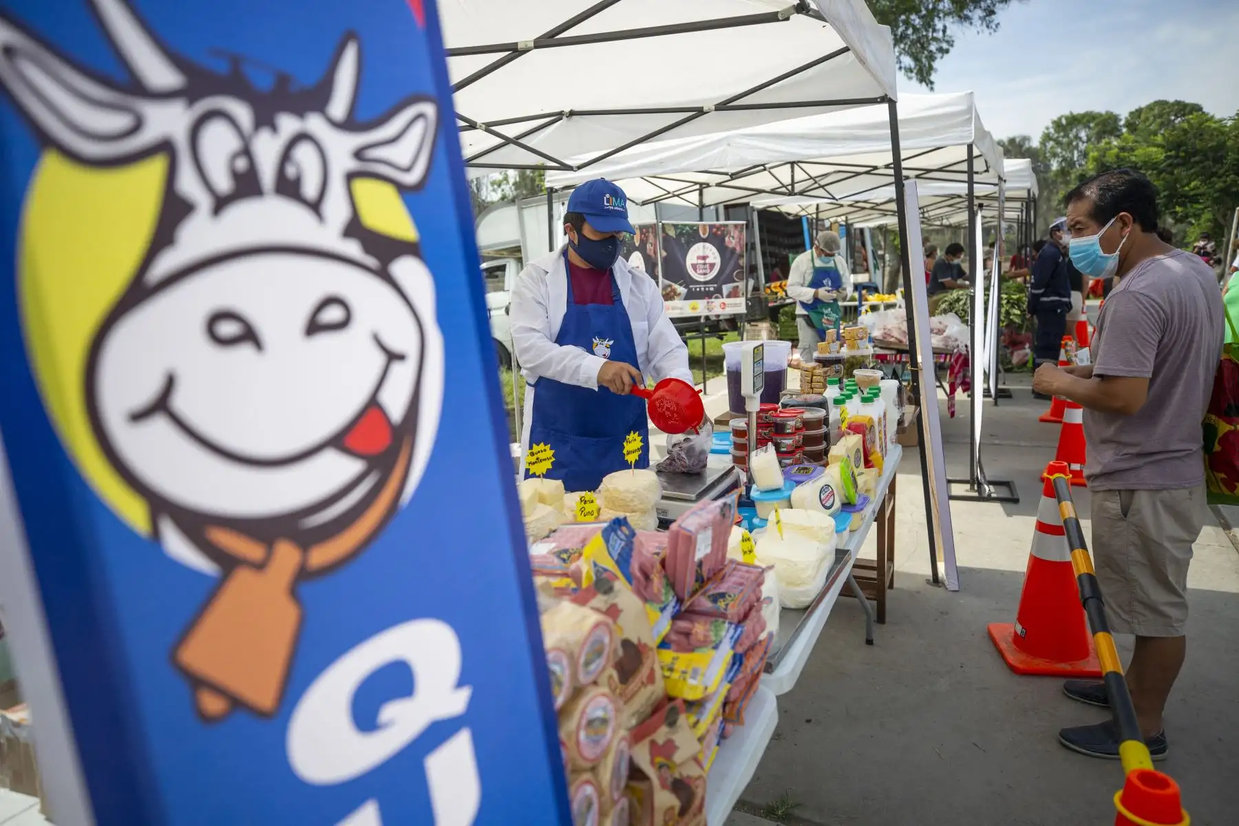 El mercado mayorista móvil de la Municipalidad de Lima llega a Club Zonal Huáscar en Villa El Salvador, donde los vecinos pueden comprar productos de primera necesidad a bajos precios. Foto: MML