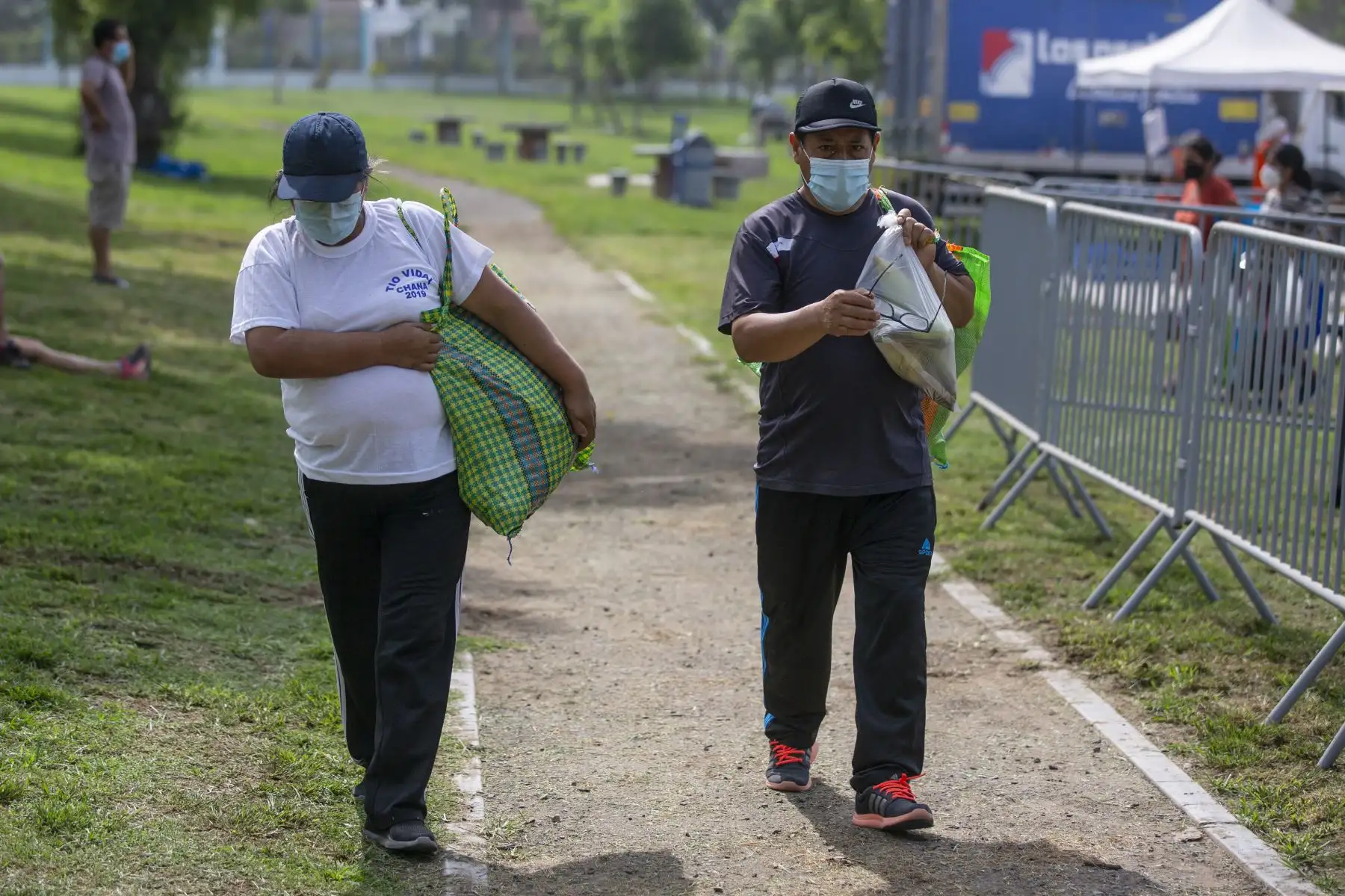 El mercado mayorista móvil de la Municipalidad de Lima llega a Club Zonal Huáscar en Villa El Salvador, donde los vecinos pueden comprar productos de primera necesidad a bajos precios. Foto: MML