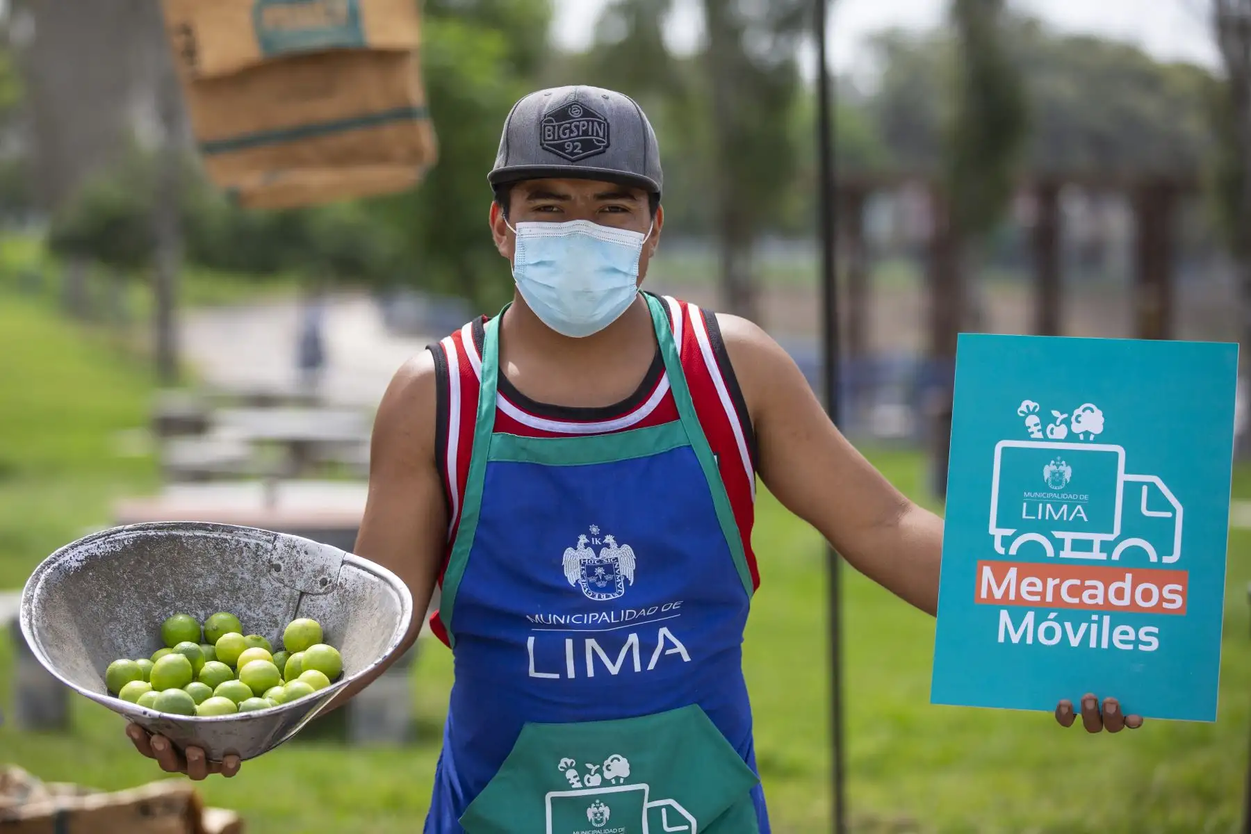 El mercado mayorista móvil de la Municipalidad de Lima llega a Club Zonal Huáscar en Villa El Salvador, donde los vecinos pueden comprar productos de primera necesidad a bajos precios. Foto: MML