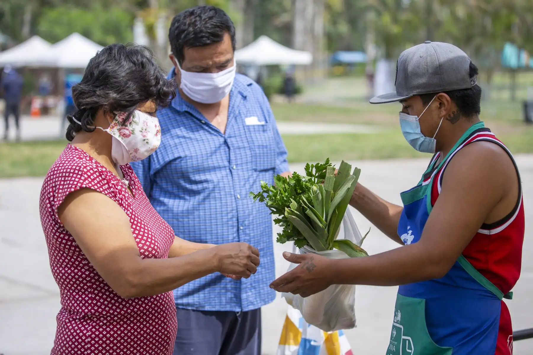 El mercado mayorista móvil de la Municipalidad de Lima llega a Club Zonal Huáscar en Villa El Salvador, donde los vecinos pueden comprar productos de primera necesidad a bajos precios. Foto: MML