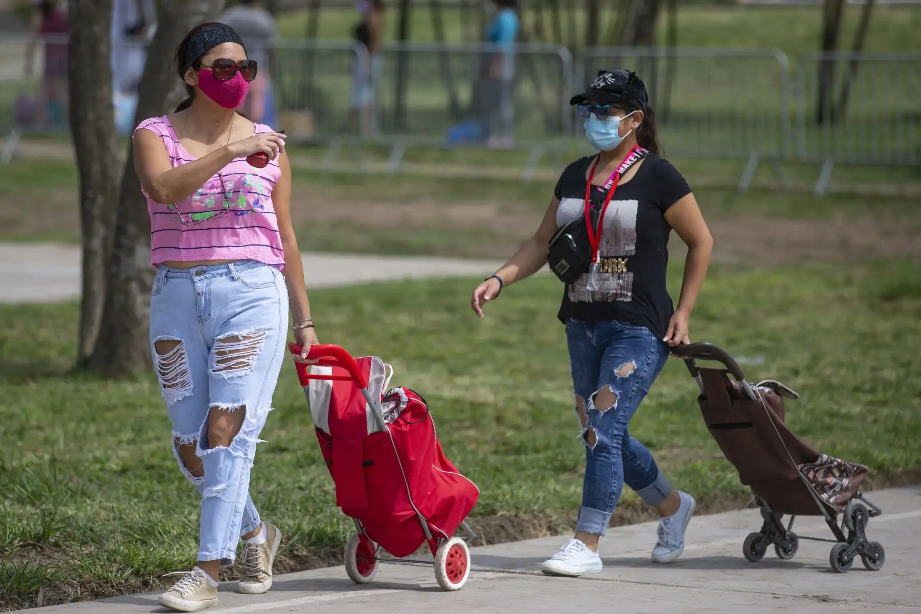 El mercado mayorista móvil de la Municipalidad de Lima llega a Club Zonal Huáscar en Villa El Salvador, donde los vecinos pueden comprar productos de primera necesidad a bajos precios. Foto: MML