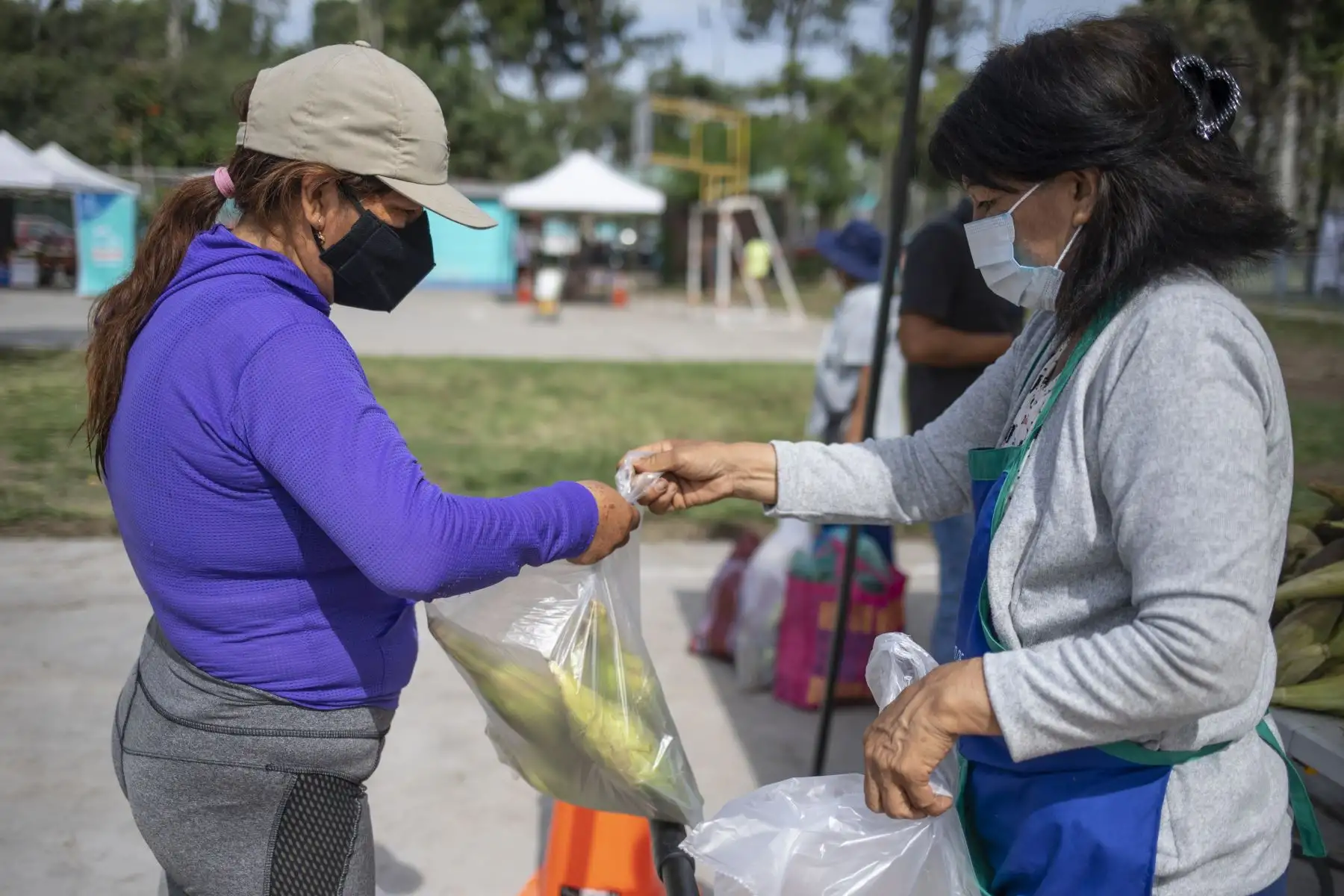 El mercado mayorista móvil de la Municipalidad de Lima llega a Club Zonal Huáscar en Villa El Salvador, donde los vecinos pueden comprar productos de primera necesidad a bajos precios. Foto: MML