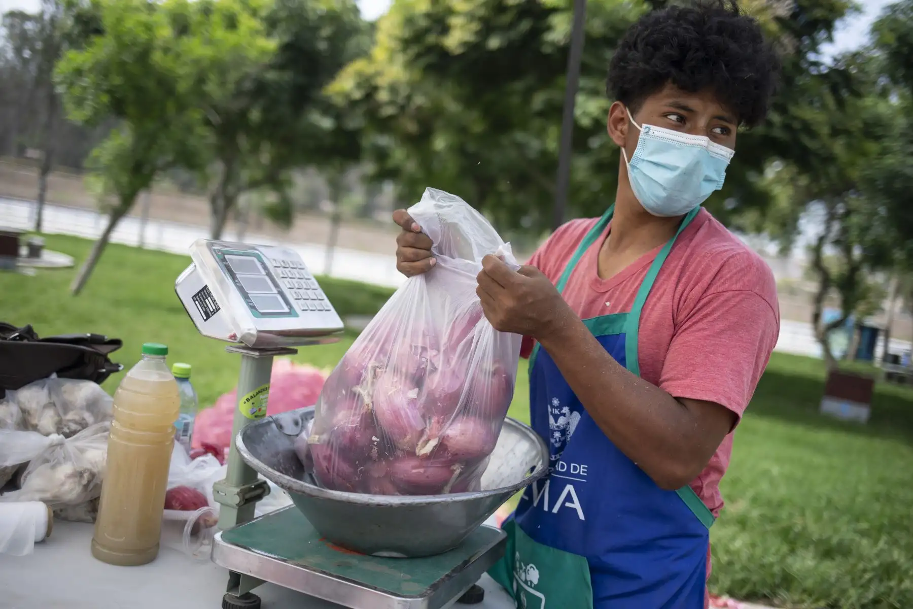 El mercado mayorista móvil de la Municipalidad de Lima llega a Club Zonal Huáscar en Villa El Salvador, donde los vecinos pueden comprar productos de primera necesidad a bajos precios. Foto: MML