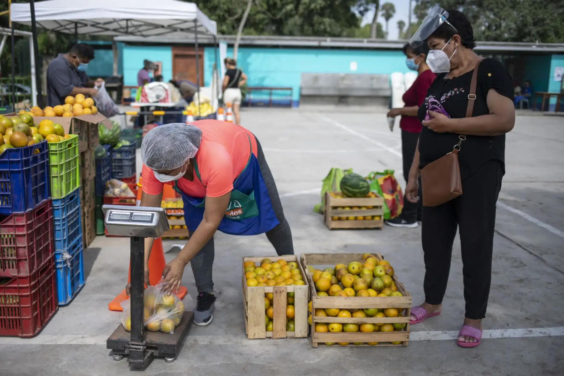 El mercado mayorista móvil de la Municipalidad de Lima llega a Club Zonal Huáscar en Villa El Salvador, donde los vecinos pueden comprar productos de primera necesidad a bajos precios. Foto: MML