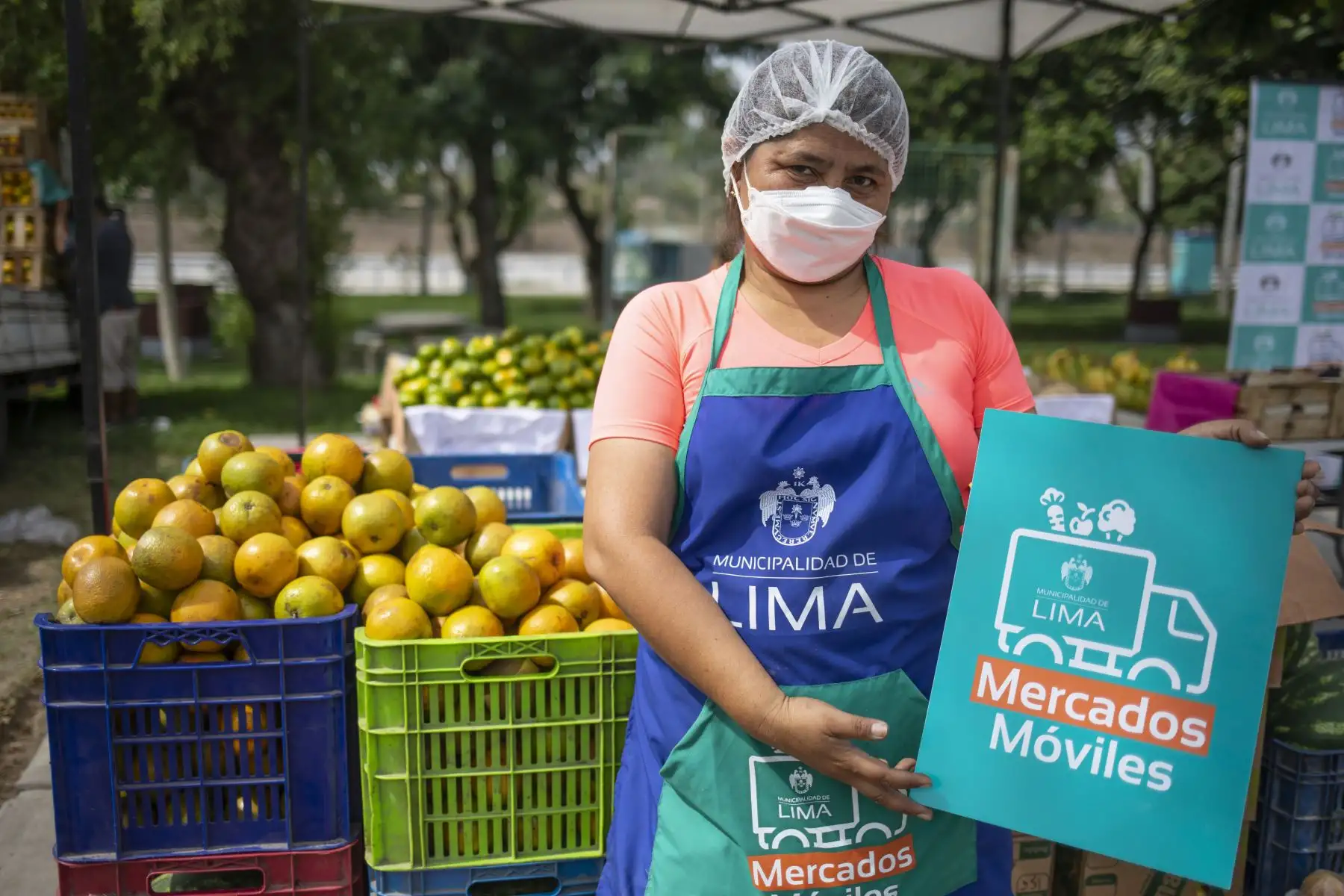 El mercado mayorista móvil de la Municipalidad de Lima llega a Club Zonal Huáscar en Villa El Salvador, donde los vecinos pueden comprar productos de primera necesidad a bajos precios. Foto: MML