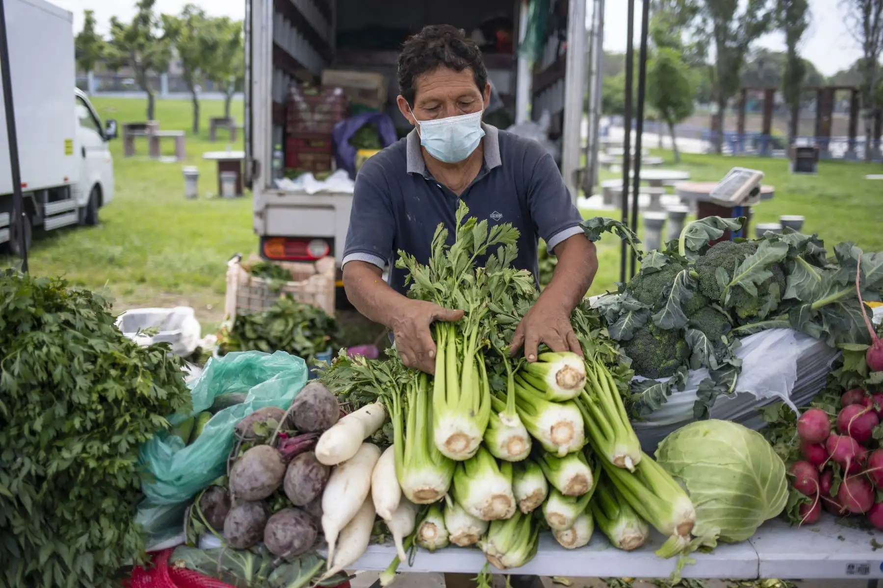 El mercado mayorista móvil de la Municipalidad de Lima llega a Club Zonal Huáscar en Villa El Salvador, donde los vecinos pueden comprar productos de primera necesidad a bajos precios. Foto: MML