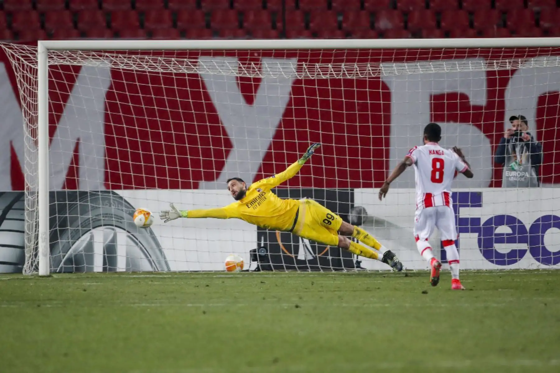 Crvena Zvezda Beograd, el centrocampista gabonés Guelor Kanga Kakou (R) dispara y anota un penalti pasado el portero italiano del AC Milan Gianluigi Donnarumma durante la ronda de 32 de la UEFA Europa League del partido de fútbol entre el Crvena Zvezda Beograd (Estrella Roja de Belgrado) y el AC Milan en el estadio Rajko Mitic en Belgrado

Foto: AFP