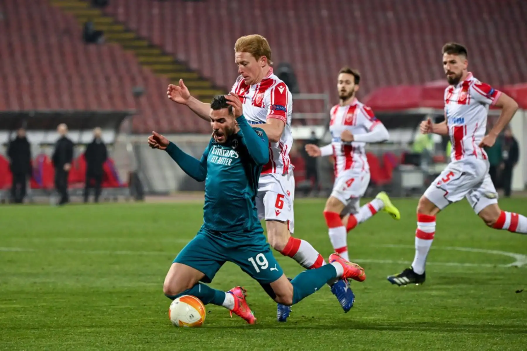 El defensor francés del AC Milan Theo Hernández (L) cae al suelo mientras lucha por el balón con el defensor serbio de Crvena Zvezda Beograd Radovan Pankov durante la ronda de 32 de la UEFA Europa League del partido de fútbol entre Crvena Zvezda Beograd (Estrella Roja de Belgrado) y el AC Milán en el estadio Rajko Mitic de Belgrado

Foto: AFP