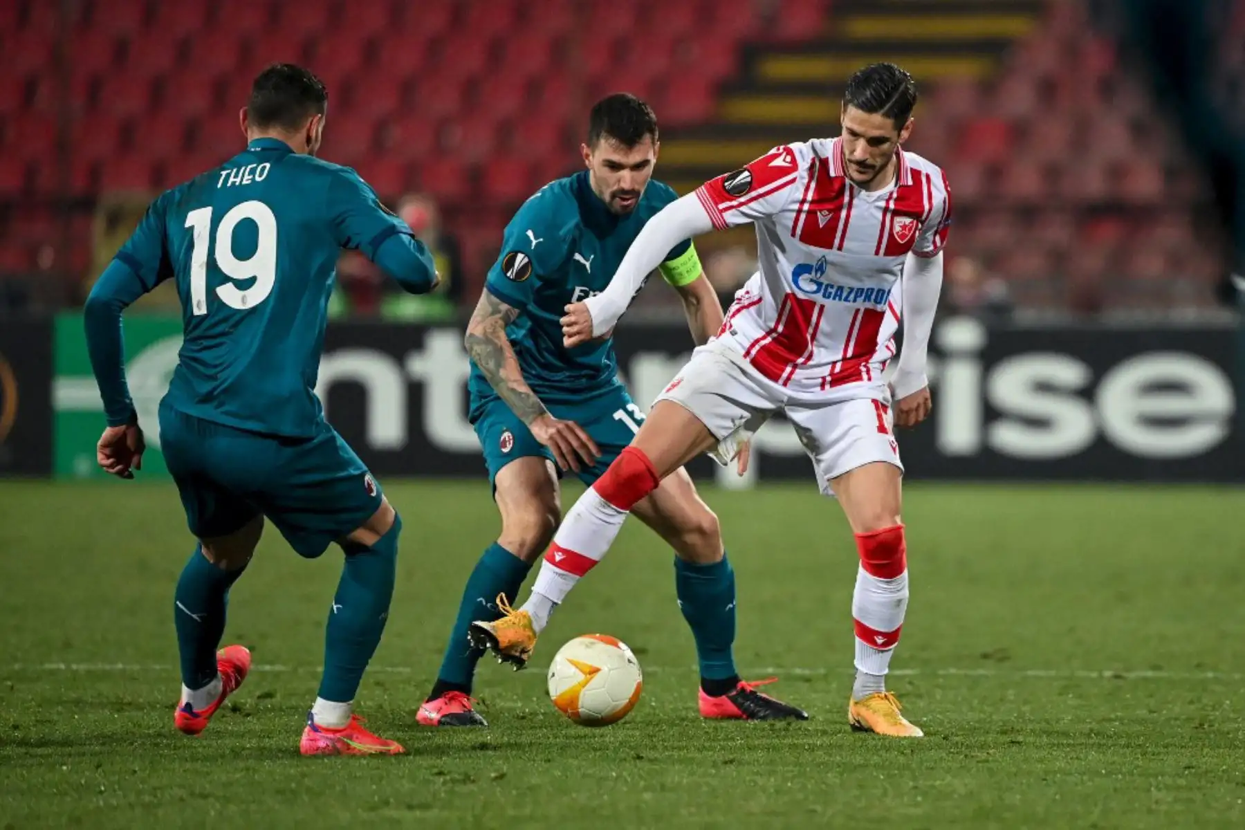 El defensor francés del AC Milan Theo Hernández y el defensor italiano del AC Milan Alessio Romagnoli luchan por el balón con el delantero italiano del Crvena Zvezda Beograd, Diego Falcinell, durante el partido de octavos de final de la UEFA Europa League entre el Crvena Zvezda Beograd (Estrella Roja de Belgrado) y el AC Milan en el estadio Rajko Mitic de Belgrado

Foto: AFP