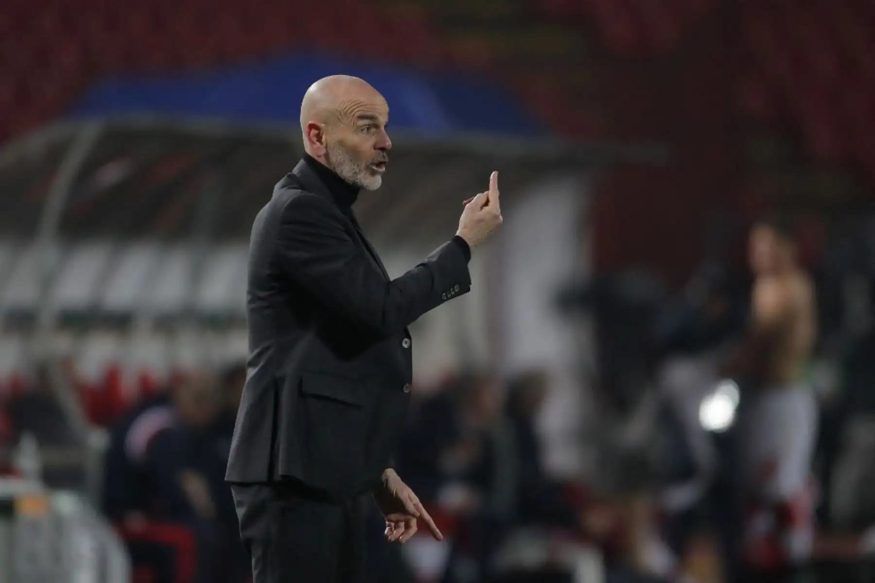 El entrenador italiano del AC Milan Stefano Pioli hace gestos durante los dieciseisavos de final de la UEFA Europa League entre el Crvena Zvezda Beograd (Estrella Roja de Belgrado) y el AC Milan en el estadio Rajko Mitic de Belgrado

Foto: AFP