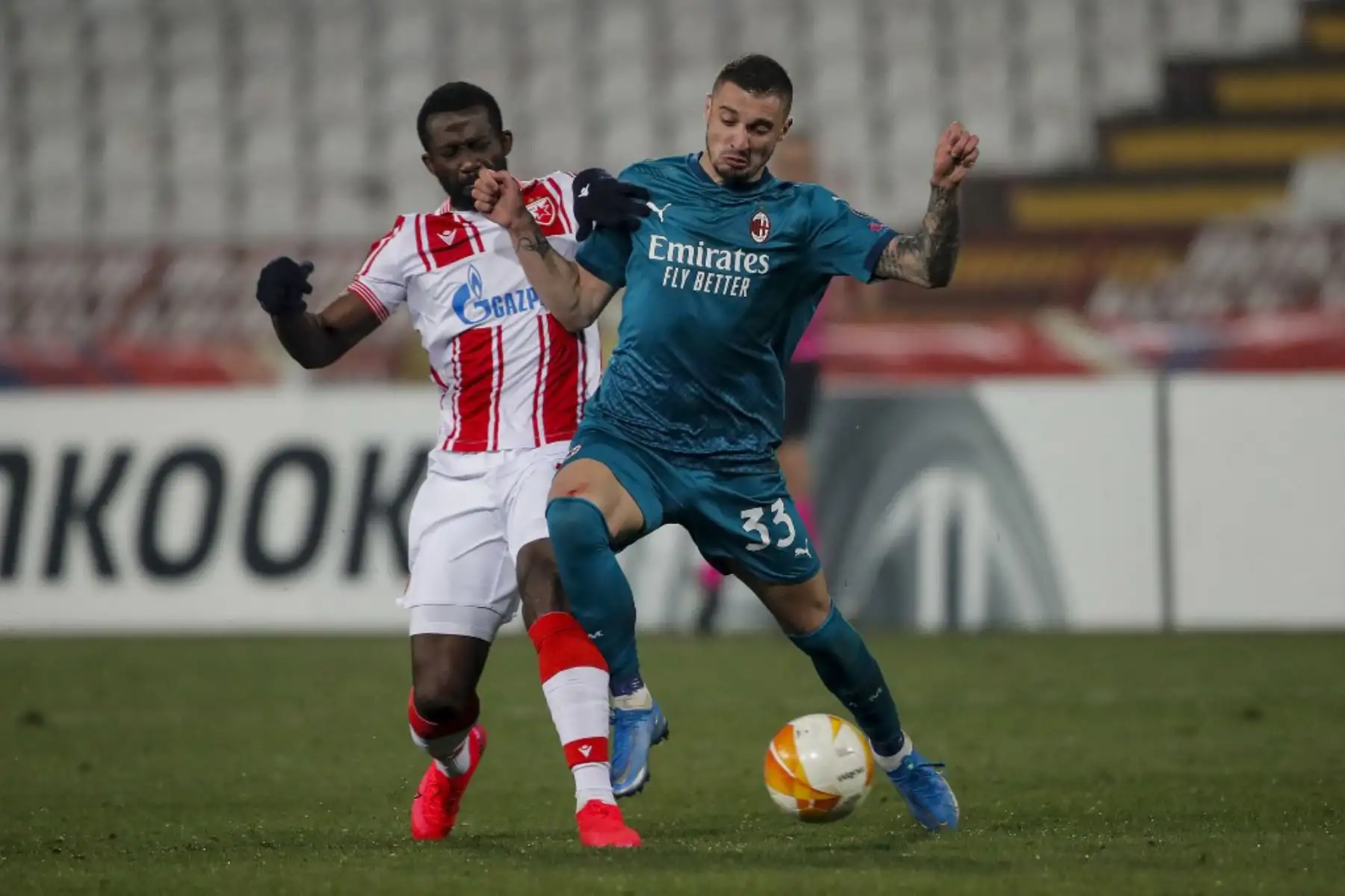Crvena Zvezda Beograd, centrocampista marfileño Sekou Sanogo (L), lucha por el balón con el centrocampista bosnio del AC Milan Rade Krunic durante la ronda de 32 de la UEFA Europa League del partido de fútbol entre Crvena Zvezda Beograd (Estrella Roja de Belgrado) y el AC Milan en el estadio Rajko Mitic de Belgrado

Foto: AFP