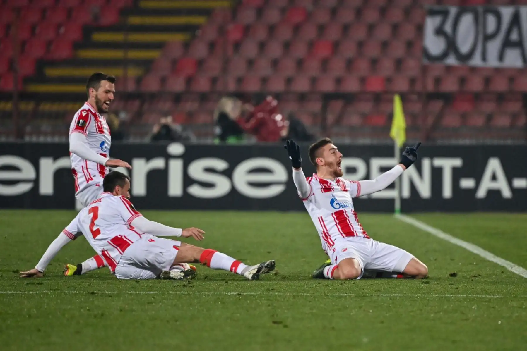 El delantero serbio del Crvena Zvezda Beograd, Milan Pavkov (R), celebra con sus compañeros de equipo tras marcar un gol durante la ronda de dieciseisavos de final de la UEFA Europa League entre el Crvena Zvezda Beograd (Estrella Roja de Belgrado) y el AC Milan en el estadio Rajko Mitic de Belgrado

Foto: AFP
