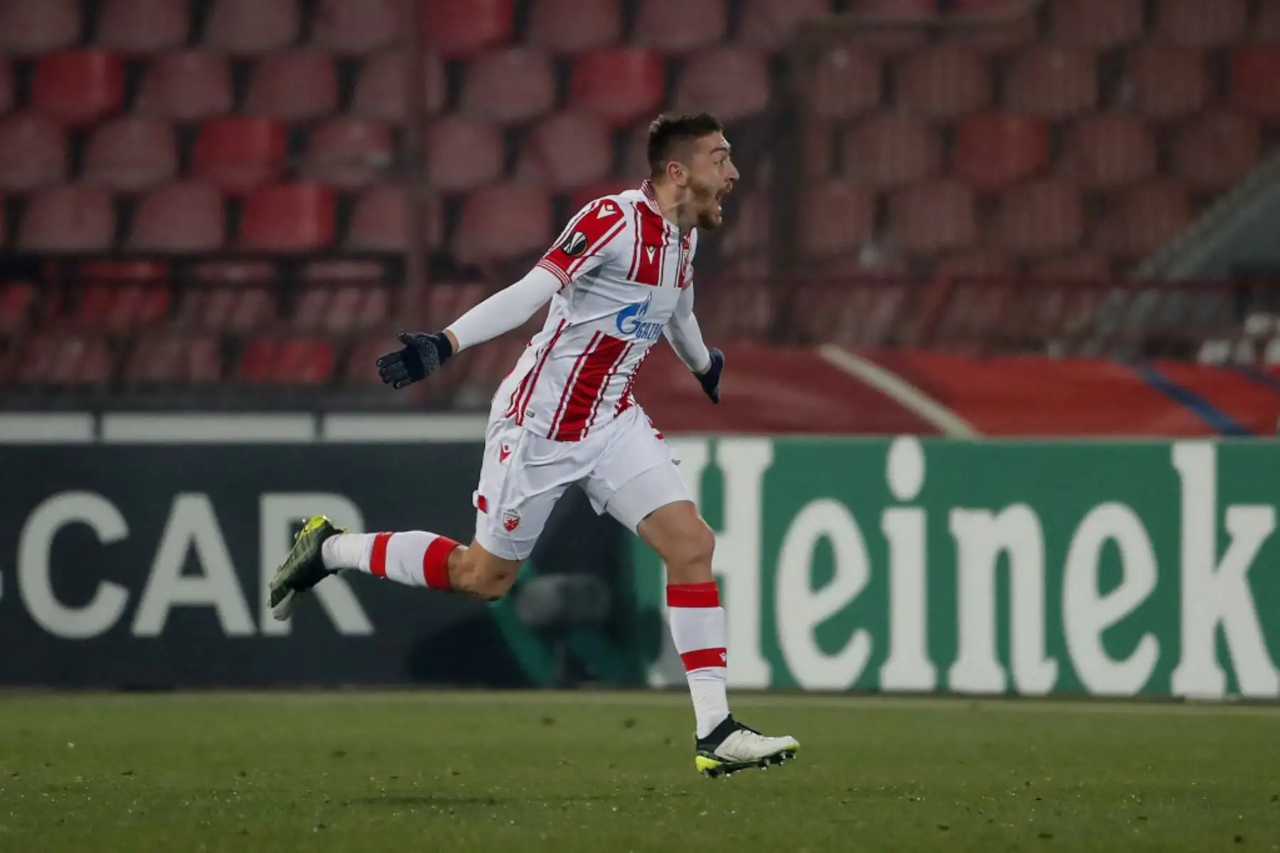 El delantero serbio de Crvena Zvezda Beograd, Milan Pavkov, celebra tras marcar un gol durante los dieciseisavos de final de la UEFA Europa League entre el Crvena Zvezda Beograd (Estrella Roja de Belgrado) y el AC Milan en el estadio Rajko Mitic de Belgrado

Foto: AFP