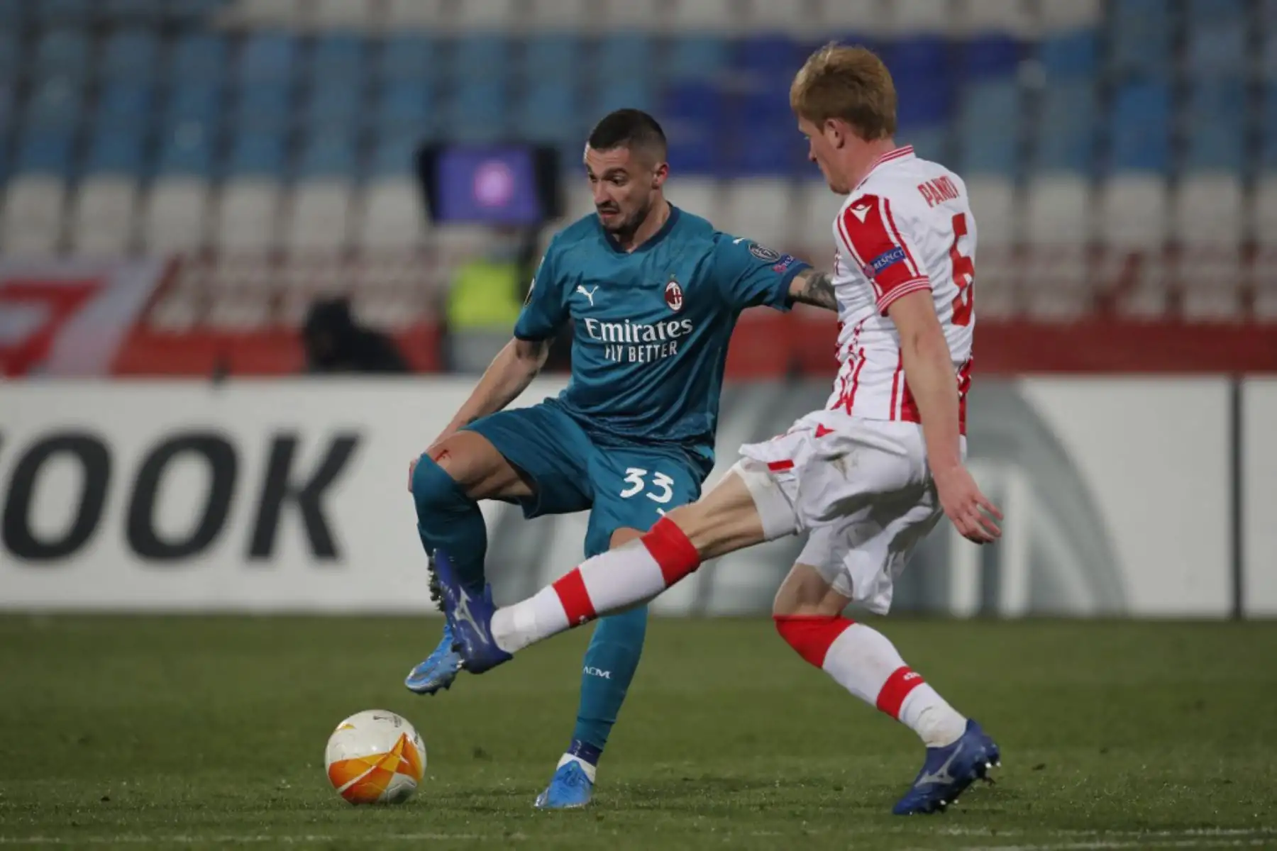 El centrocampista bosnio del AC Milan Rade Krunic (L) lucha por el balón con el defensor serbio de Crvena Zvezda Beograd Radovan Pankov durante la ronda de 32 de la UEFA Europa League del partido de fútbol entre Crvena Zvezda Beograd (Estrella Roja de Belgrado) y el AC Milán en el estadio Rajko Mitic de Belgrado

Foto: AFP