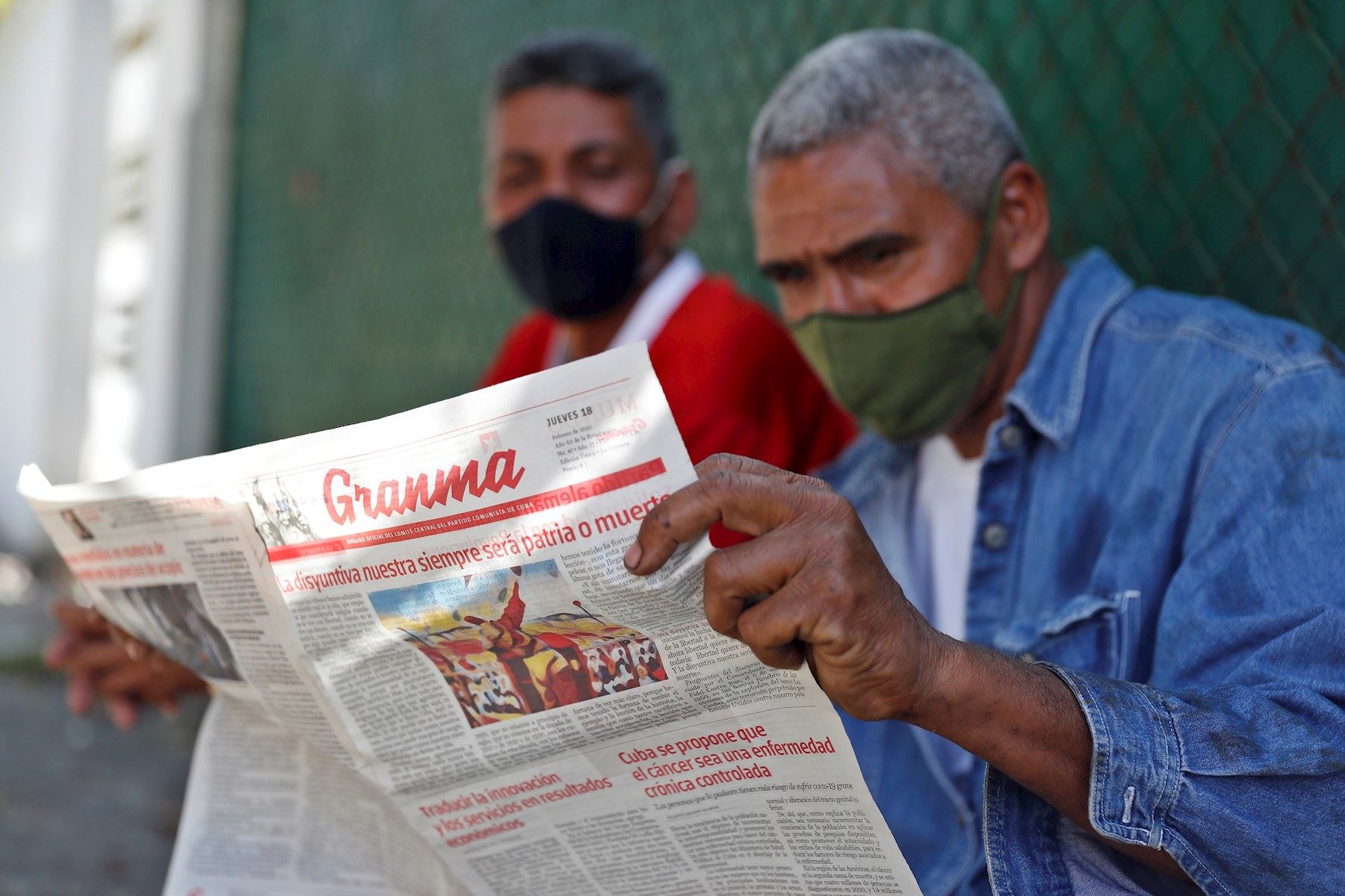 Un hombre lee el diario Granma en La Habana, Cuba. EFE/ Yánder Zamora