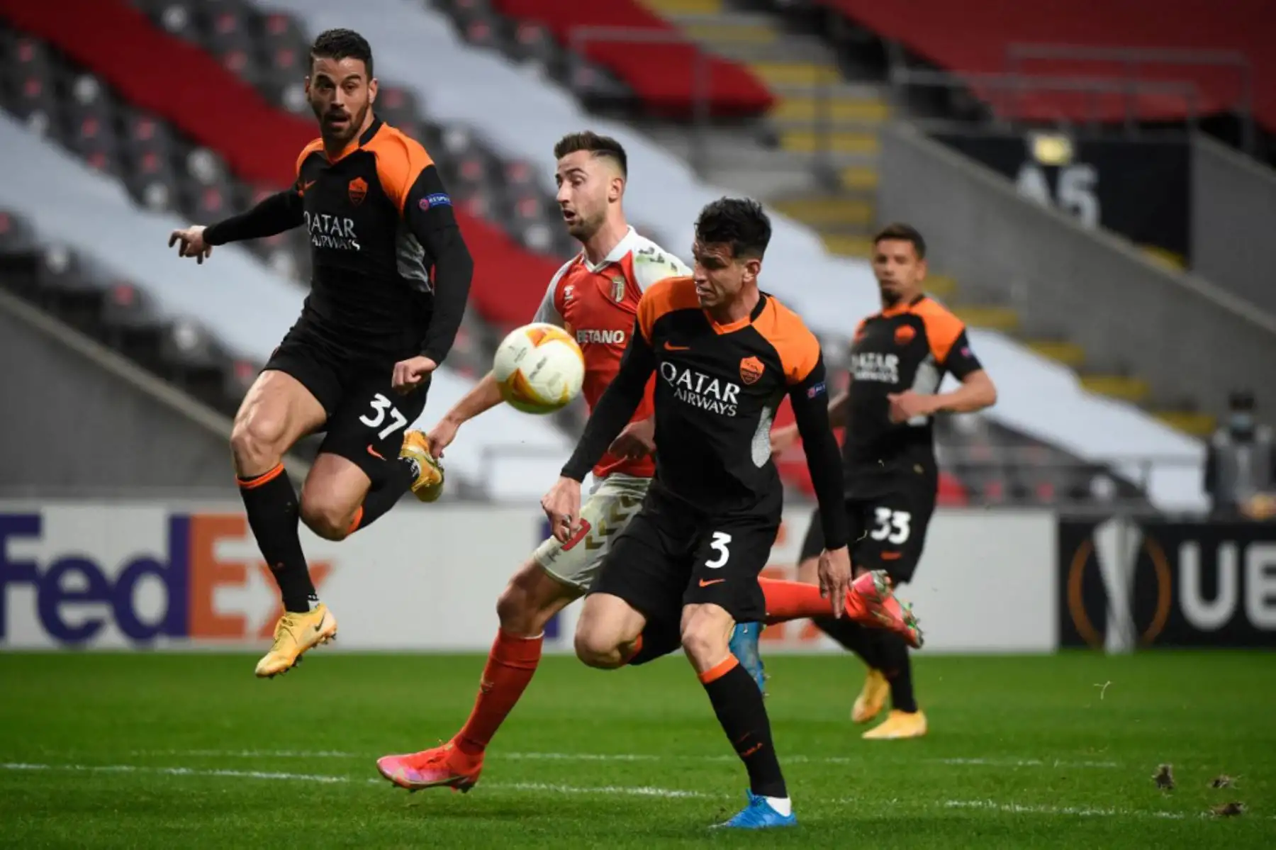 El delantero esloveno del Sporting Braga Andraz Sporar (C) compite con el defensor italiano de la Roma Leonardo Spinazzola (L) y el defensor brasileño de la Roma Roger Ibáñez durante los dieciseisavos de final de la UEFA Europa League del partido de ida entre el SC Braga y la Roma en el estadio José Alvalade de Lisboa

Foto: AFP