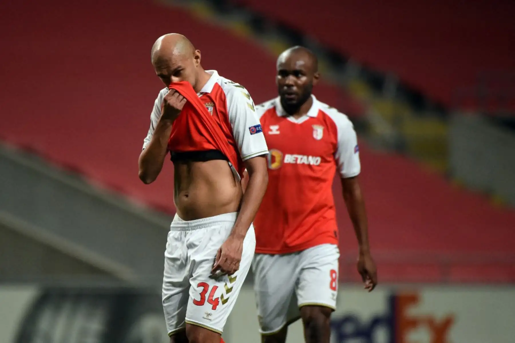 El defensa brasileño del Sporting Braga Raúl Silva (izq.) Se limpia la cara durante el partido de ida de los dieciseisavos de final de la UEFA Europa League entre el SC Braga y la Roma en el estadio José Alvalade de Lisboa

Foto: AFP