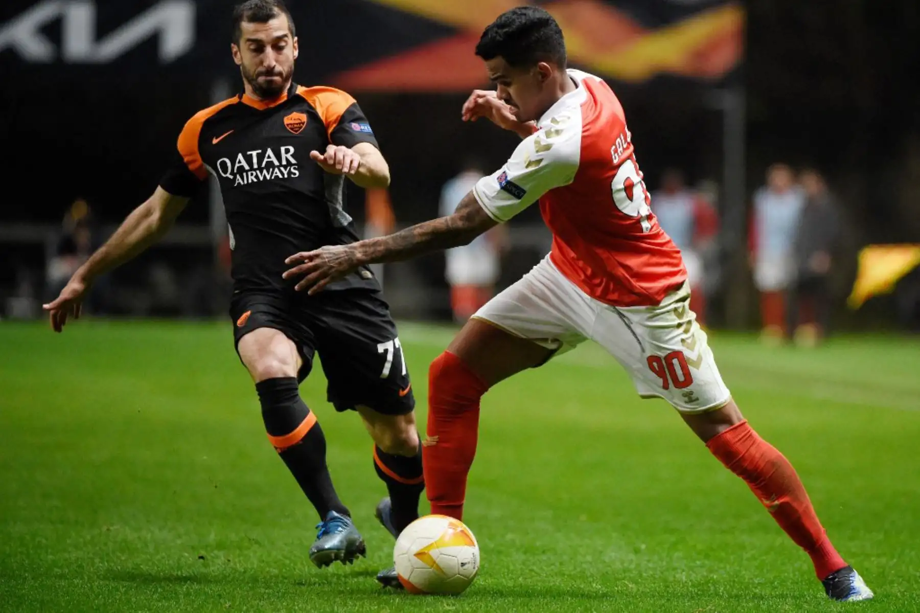 El centrocampista armenio de la Roma Henrikh Mkhitaryan (L) compite con el centrocampista brasileño del Sporting Braga Wenderson Galeno durante el partido de ida de los dieciseisavos de final de la UEFA Europa League entre el SC Braga y la Roma en el estadio José Alvalade de Lisboa
Foto: AFP