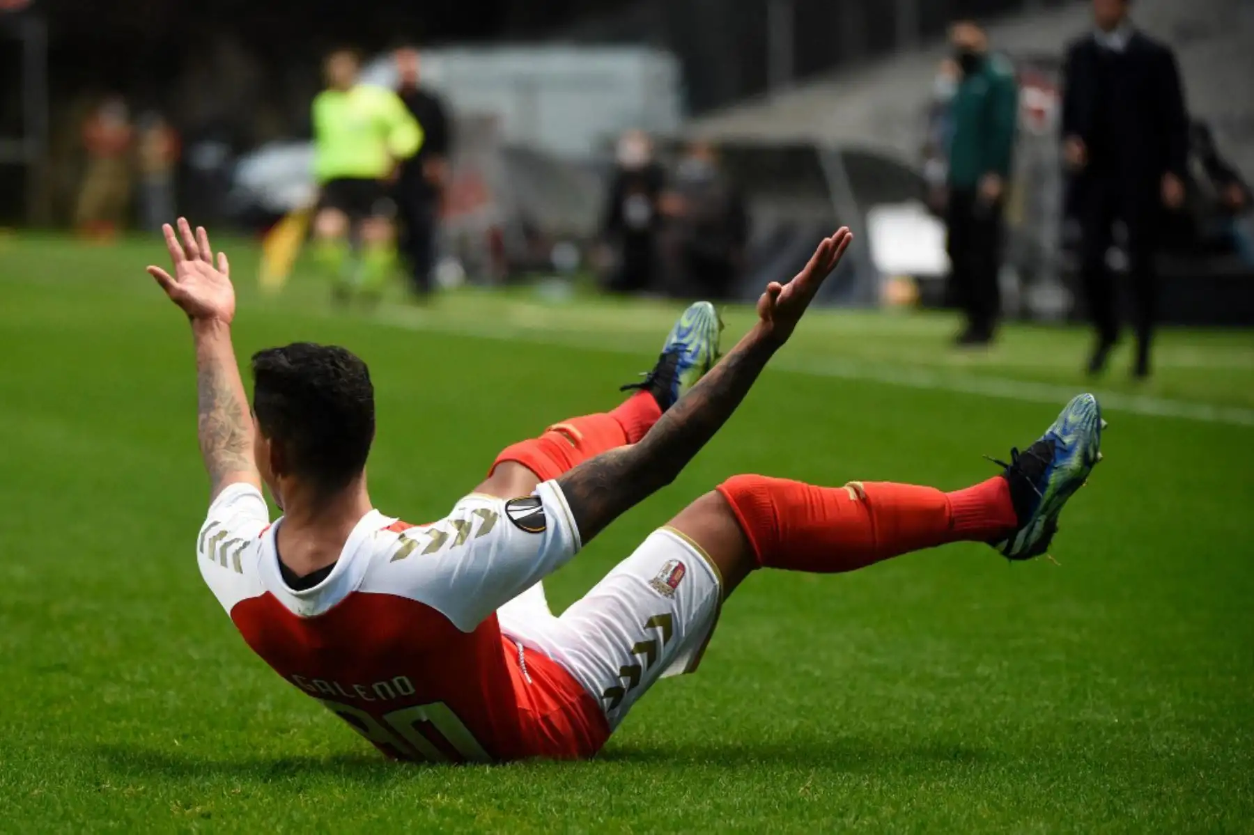 El centrocampista brasileño del Sporting Braga Wenderson Galeno hace gestos en el campo durante los dieciseisavos de final de la UEFA Europa League partido de ida entre el SC Braga y la Roma en el estadio José Alvalade de Lisboa

Foto:AFP