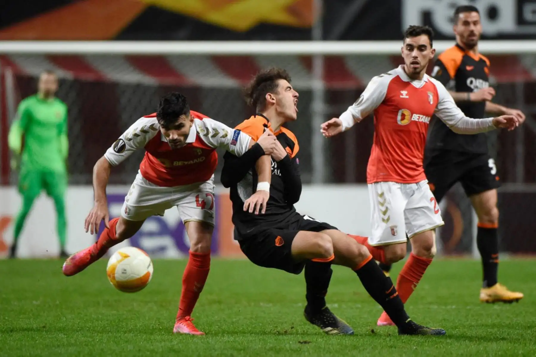 El defensa portugués del Sporting Braga Ricardo Esgaio (izq.) Compite con el mediocampista español de la Roma Gonzalo Villar durante el partido de ida de los dieciseisavos de final de la UEFA Europa League entre el SC Braga y la Roma en el estadio José Alvalade de Lisboa

Foto:AFP