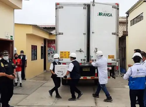 La Libertad recibe 7,954 nuevas dosis de vacunas anticovid-19 que servirán para culminar con la inmunización del personal de salud que está en la primera línea de lucha contra la pandemia. Foto: Luis Puell