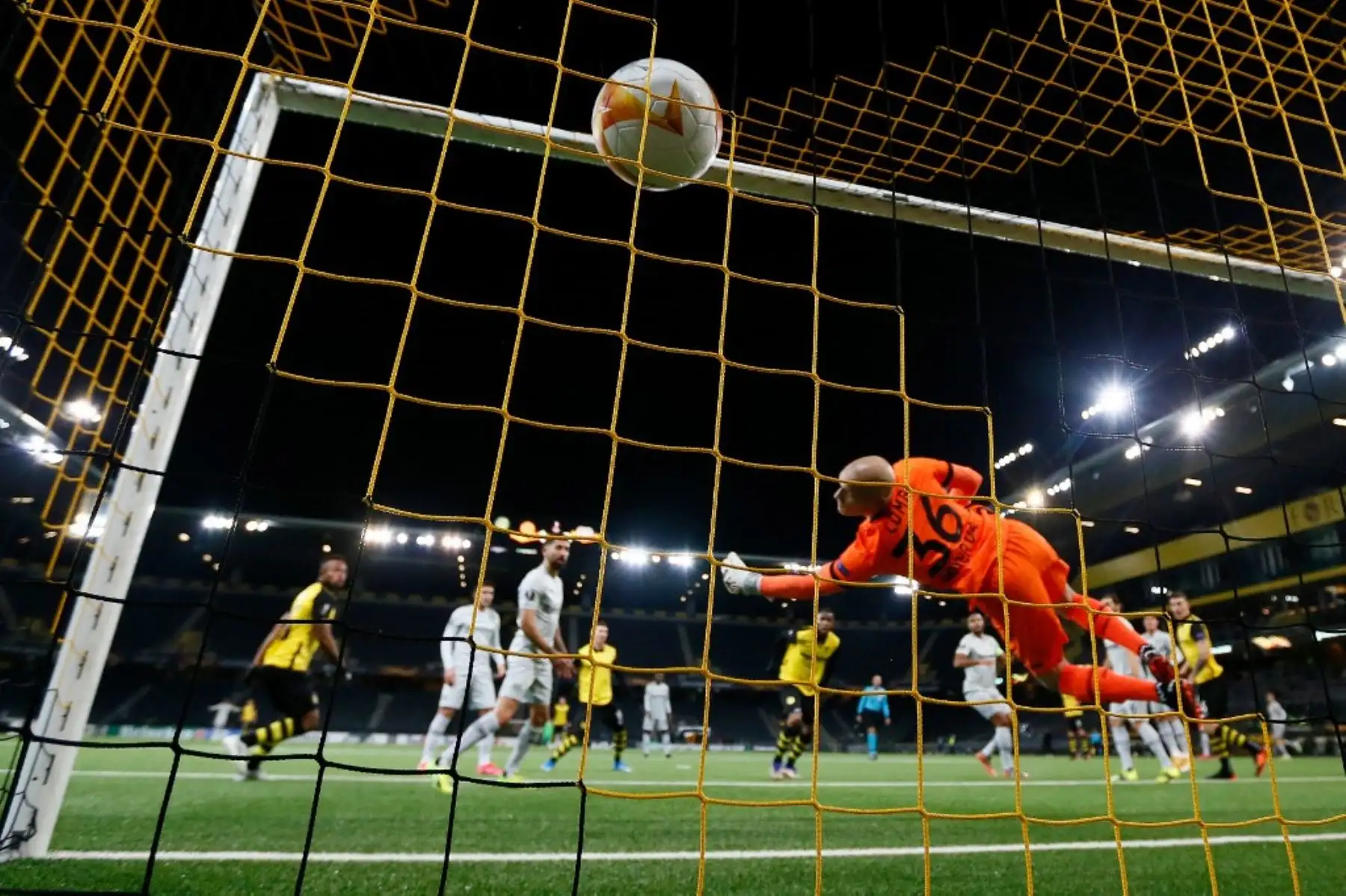 El portero del Leverkusen, Niklas Lomb, no logra detener un gol del delantero francés de los Young Boys, Jordan Siebatcheu, durante el partido de ida de los dieciseisavos de final de la UEFA Europa League entre el BSC Young Boys y el Bayer 04 Leverkusen en el estadio Wankdorf de Berna

Foto:AFP