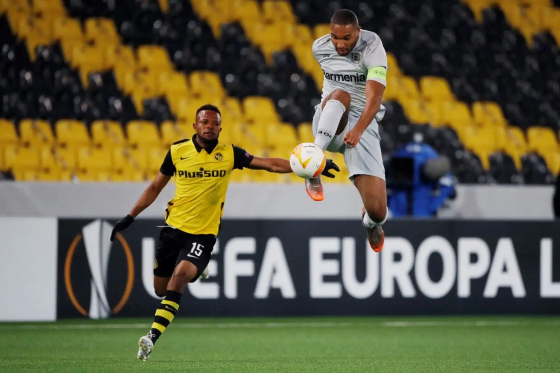 El delantero congoleño de Young Boys, Meschak Elia (L), lucha por el balón con el defensor alemán del Leverkusen, Jonathan Tah, durante la ronda de la UEFA Europa League de 32 primeros partidos de fútbol entre el BSC Young Boys y el Bayer 04 Leverkusen en el estadio Wankdorf de Berna

Foto:AFP