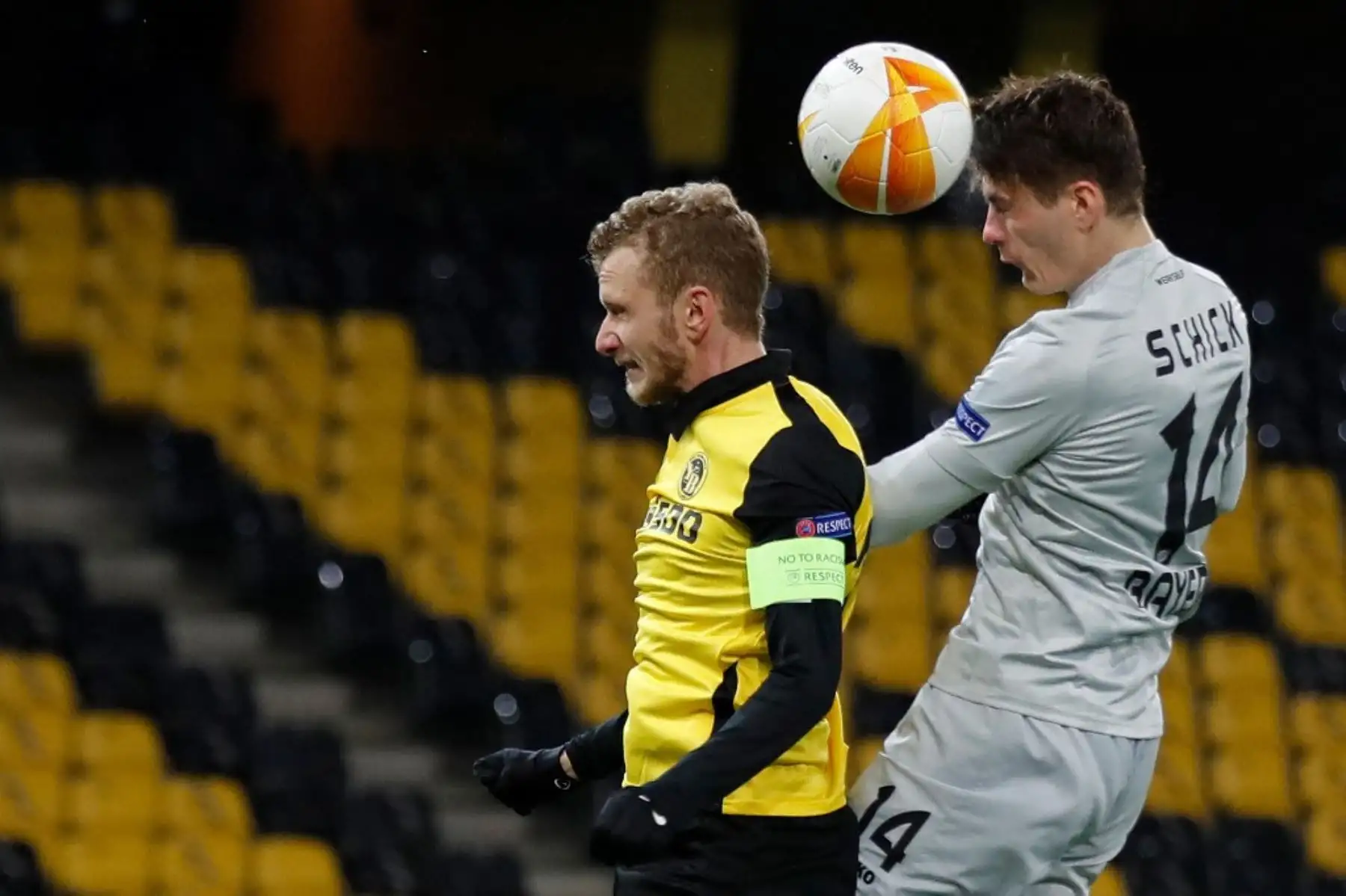 El delantero checo del Leverkusen Patrik Schick (R) encabeza el balón para anotar durante la ronda de 32 de la UEFA Europa League en el primer partido de fútbol entre el BSC Young Boys y el Bayer 04 Leverkusen en el estadio Wankdorf de Berna

Foto:AFP