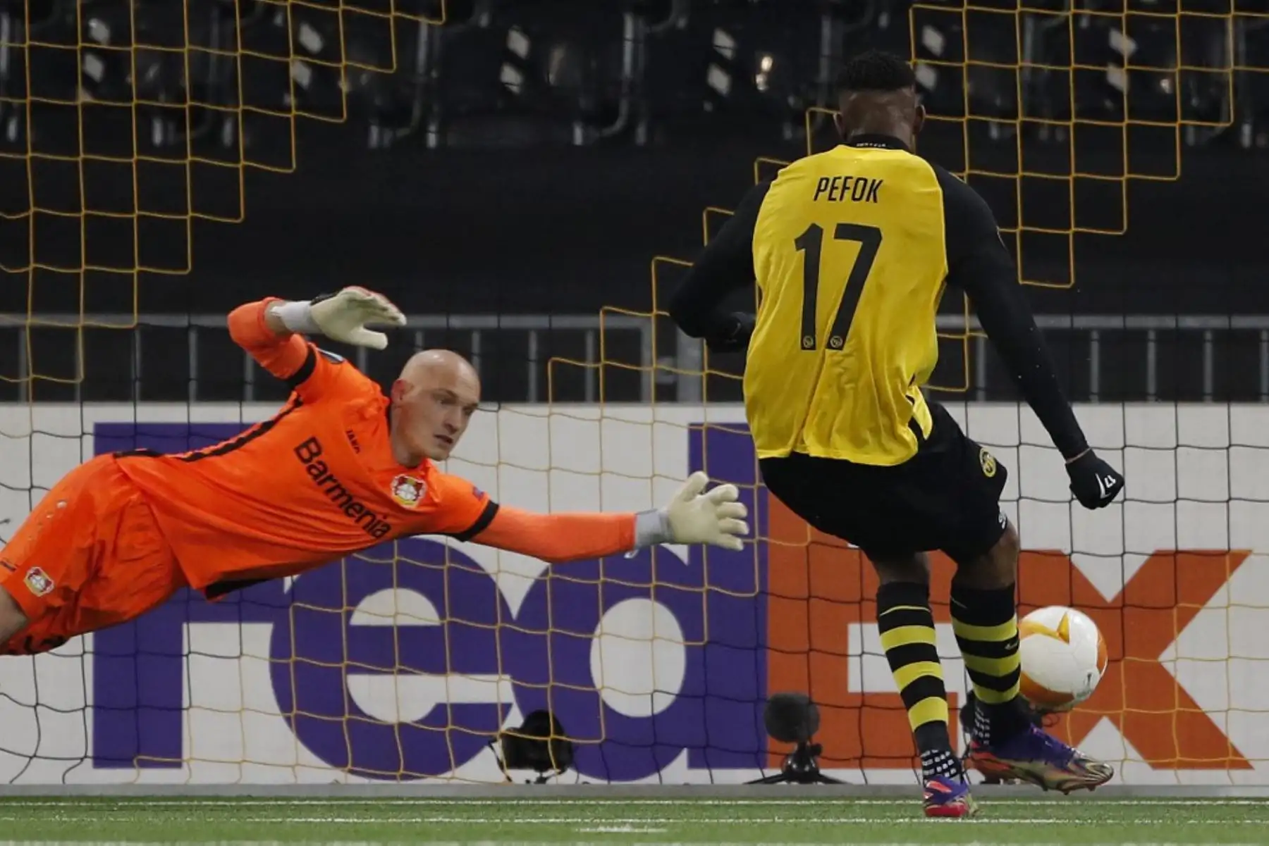 El delantero francés de Young Boys Jordan Siebatcheu (R) anota contra el Leverkusen durante la ronda de 32 de la UEFA Europa League en el primer partido de fútbol entre el BSC Young Boys y el Bayer 04 Leverkusen en el estadio Wankdorf de Berna

Foto:AFP