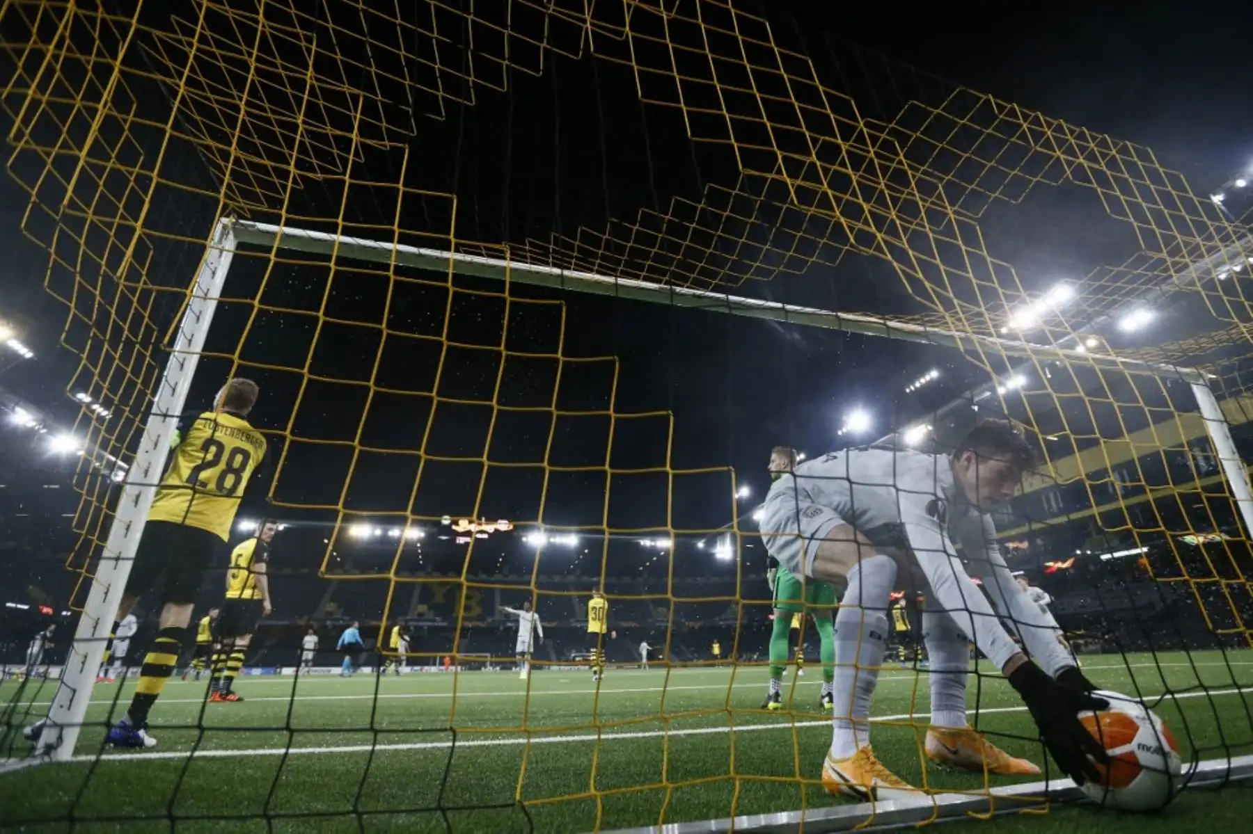 El delantero checo del Leverkusen, Patrik Schick (R), agarra el balón después de anotar contra el Young Boys durante la ronda de la UEFA Europa League de 32 partidos de ida entre el BSC Young Boys y el Bayer 04 Leverkusen en el estadio Wankdorf de Berna

Foto:AFP