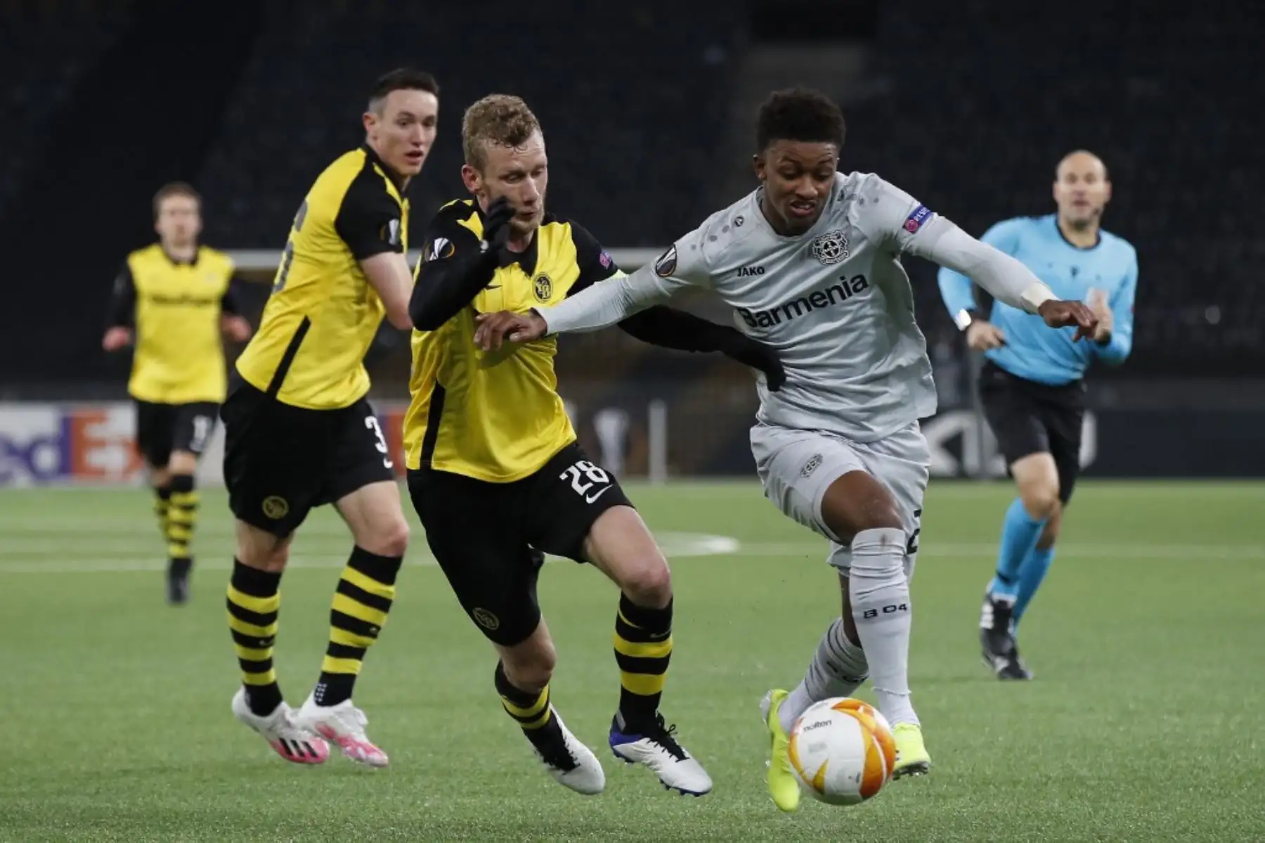 El defensor suizo Fabian Lustenberger (L) pelea por el balón con el mediocampista inglés del Leverkusen Demarai Gray durante la ronda de 32 de la UEFA Europa League en el primer partido de fútbol entre el BSC Young Boys y el Bayer 04 Leverkusen en el estadio Wankdorf de Berna

Foto:AFP