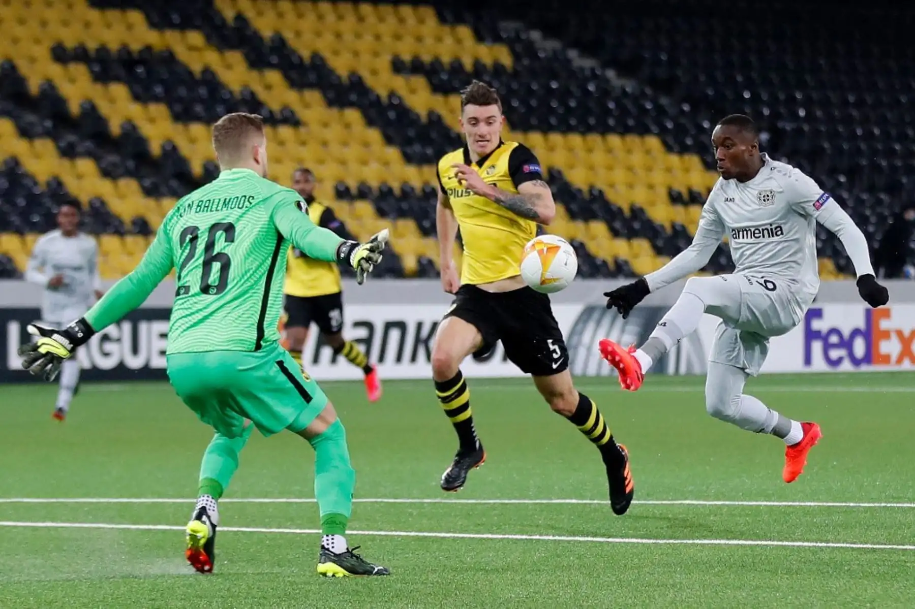 El delantero francés del Leverkusen Moussa Diaby (R) dispara para anotar durante la ronda de 32 de la UEFA Europa League en el primer partido de fútbol entre el BSC Young Boys y el Bayer 04 Leverkusen en el estadio Wankdorf de Berna

Foto:AFP