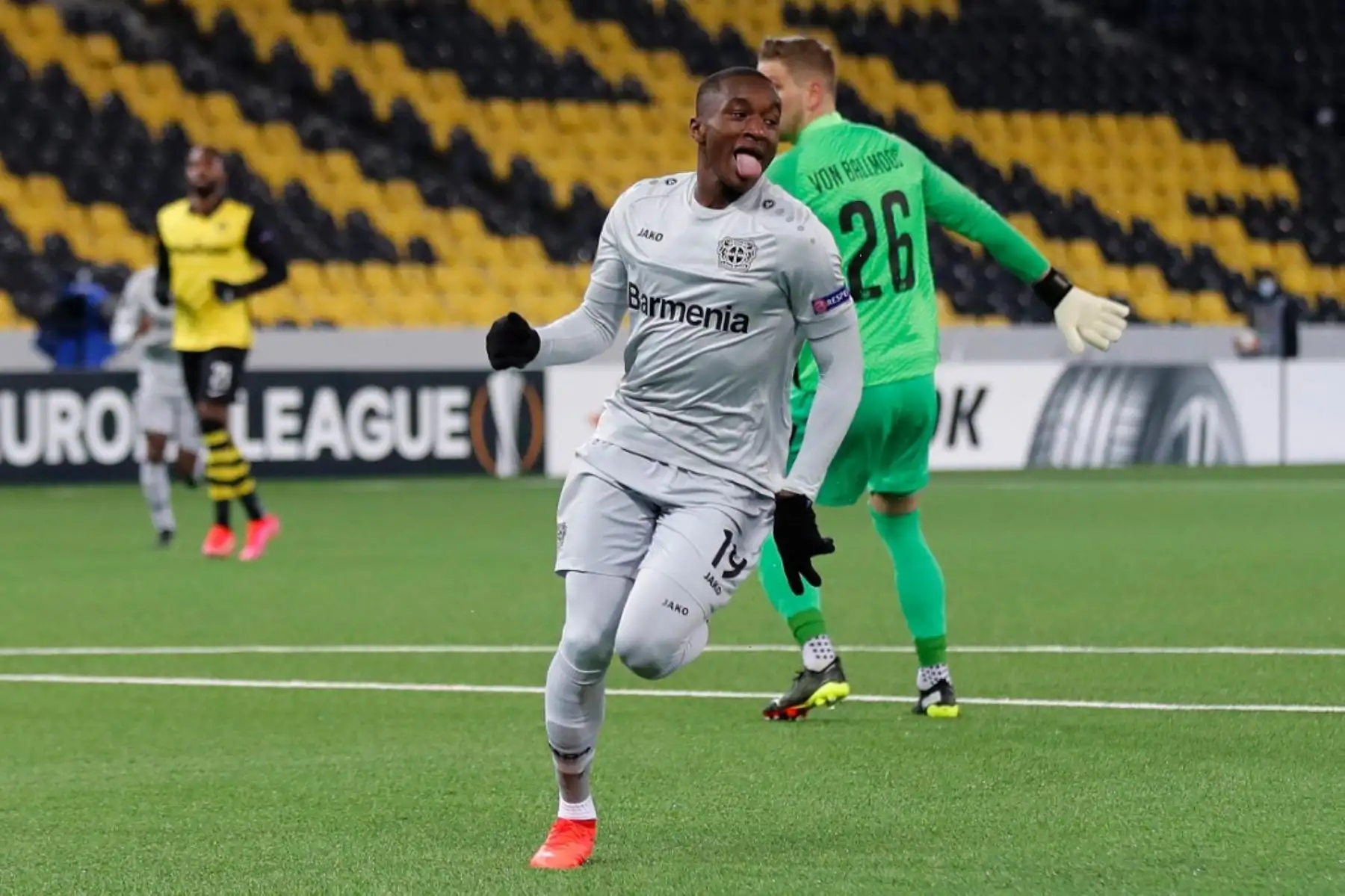 El delantero francés del Leverkusen, Moussa Diaby, celebra tras anotar durante los dieciseisavos de final de la UEFA Europa League en el partido de ida entre el BSC Young Boys y el Bayer 04 Leverkusen en el estadio Wankdorf de Berna

Foto:AFP