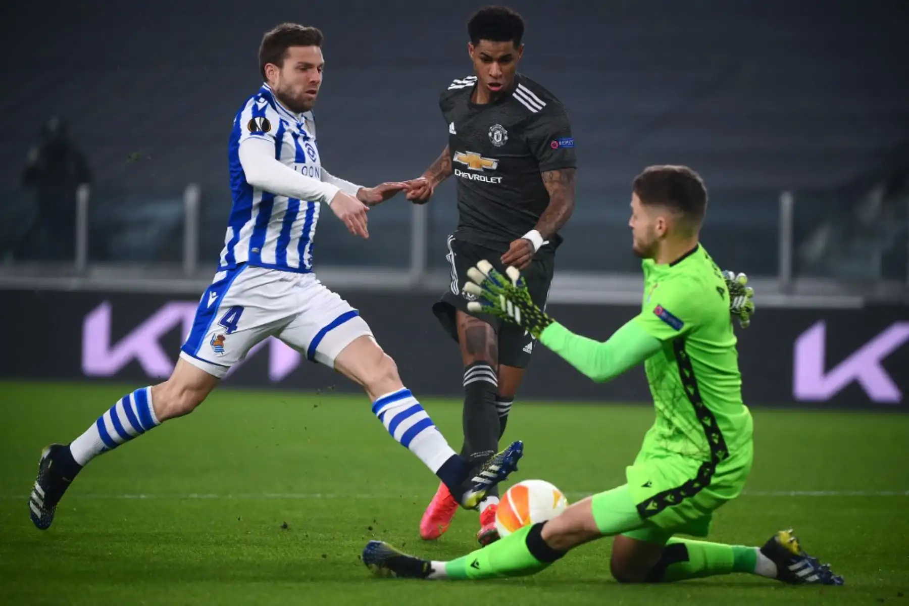 El centrocampista español de la Real Sociedad Asier Illarramendi y el portero español de la Real Sociedad Alex Remiro (R) intenta detener un disparo a puerta del delantero inglés del Manchester United Marcus Rashford (C) durante la ronda de 32 de la UEFA Europa League primer partido de fútbol entre la Real Sociedad y Manchester. United en el estadio de la Juventus de Turín

Foto:AFP
