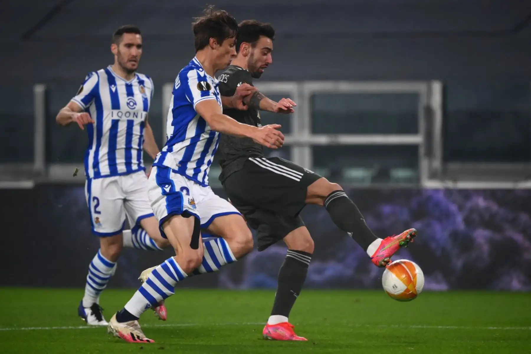 El defensa francés de la Real Sociedad Robin Le Normand (izq.) Desafía al mediocampista portugués del Manchester United Bruno Fernandes durante el partido de ida de los dieciseisavos de final de la UEFA Europa League entre la Real Sociedad y el Manchester United en el estadio de la Juventus de Turín

Foto:AFP