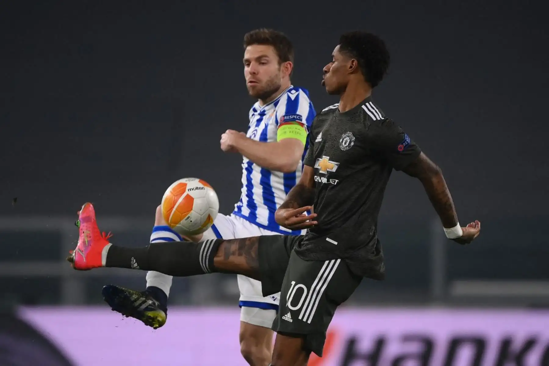 El delantero inglés del Manchester United, Marcus Rashford (R), desafía al mediocampista español de la Real Sociedad, Asier Illarramendi, durante el partido de ida de los dieciseisavos de final de la UEFA Europa League entre la Real Sociedad y el Manchester United en el estadio de la Juventus de Turín

Foto:AFP