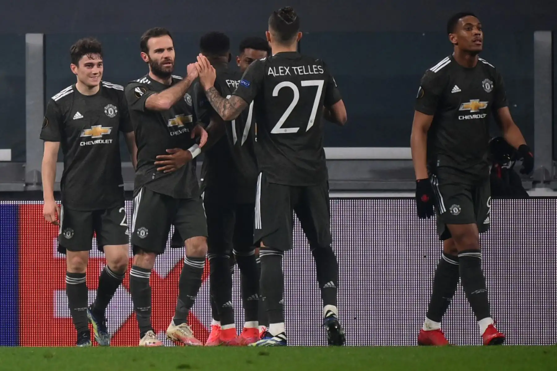 El centrocampista galés del Manchester United Daniel James (izq.) Celebra con sus compañeros de equipo después de anotar el cuarto gol de su equipo durante el partido de ida de los dieciseisavos de final de la UEFA Europa League entre la Real Sociedad y el Manchester United en el estadio de la Juventus de Turín

Foto:AFP