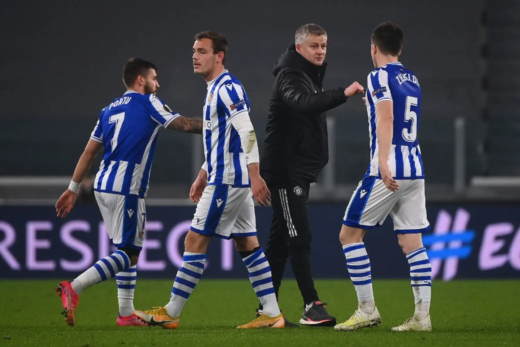 El técnico noruego del Manchester United, Ole Gunnar Solskjaer (2ndR), golpea con el puño al centrocampista español de la Real Sociedad, Igor Zubeldia (R), al final del partido de ida de los dieciseisavos de final de la UEFA Europa League entre la Real Sociedad y el Manchester United en el estadio de la Juventus de Turín

Foto:AFP