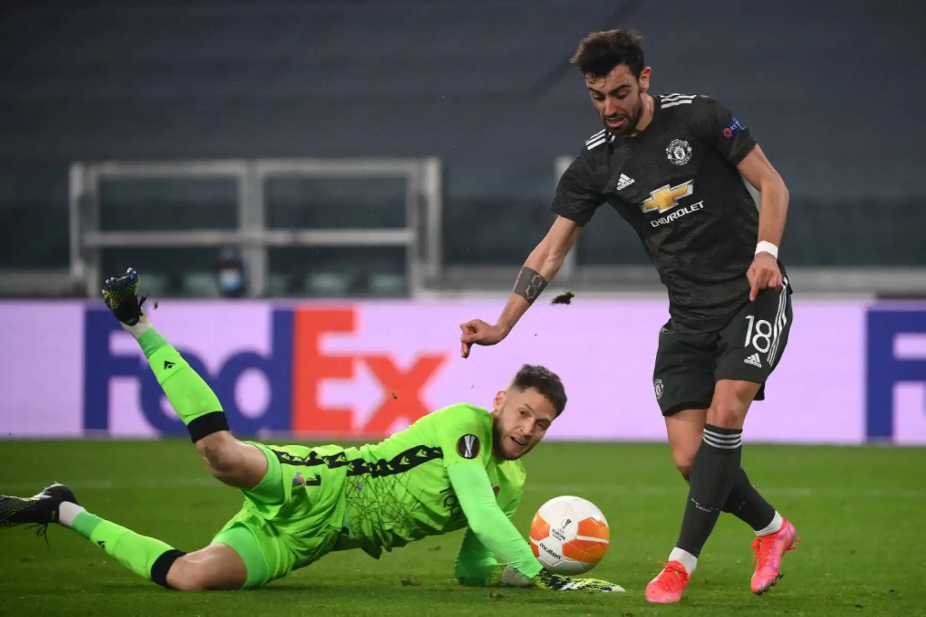 El centrocampista portugués del Manchester United Bruno Fernandes (R) marca un gol ante el portero español de la Real Sociedad, Alex Remiro, durante el partido de ida de los dieciseisavos de final de la UEFA Europa League entre la Real Sociedad y el Manchester United en el estadio de la Juventus de Turín

Foto:AFP