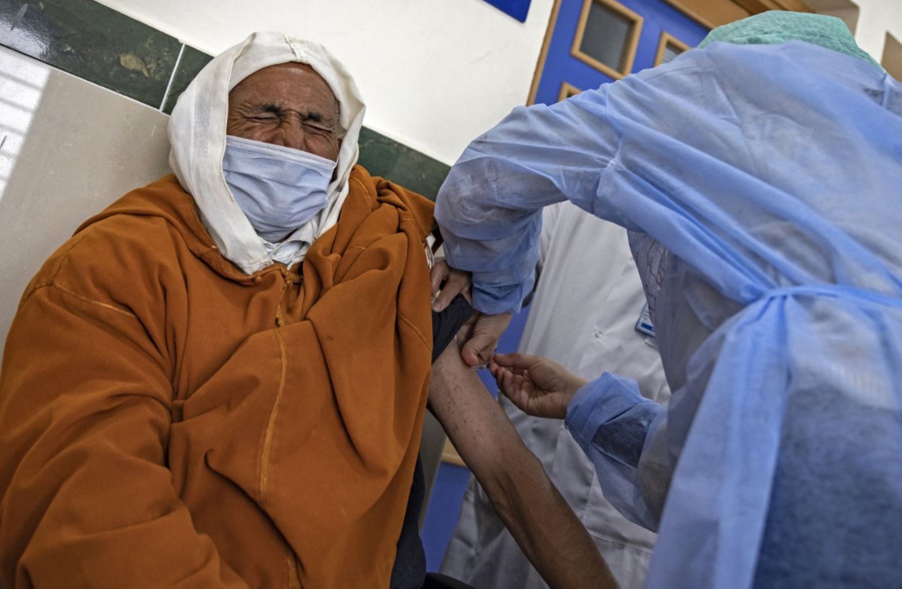 Un anciano marroquí recibe una dosis de la vacuna covid-19 en un centro de inoculación de la ciudad de Sale el 12 de febrero de 2021, como parte de una campaña en la región. Un país de 35 millones de habitantes, Marruecos ha registrado casi medio millón de casos de la enfermedad covid-19 y 8.440 muertes. Foto: AFP
