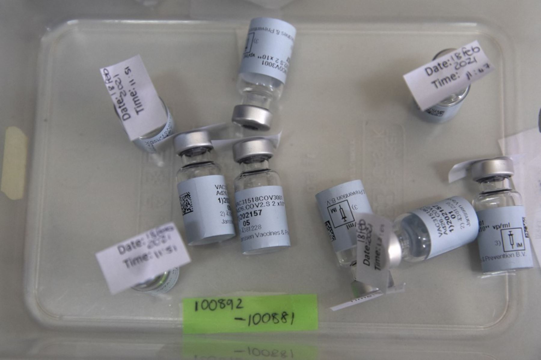 Los viales vacíos que contenían una dosis de la vacuna Johnson & Johnson contra el coronavirus covid-19 yacen sobre una mesa mientras Sudáfrica avanza con su campaña de inoculación en el Hospital Klerksdorp. Foto: AFP