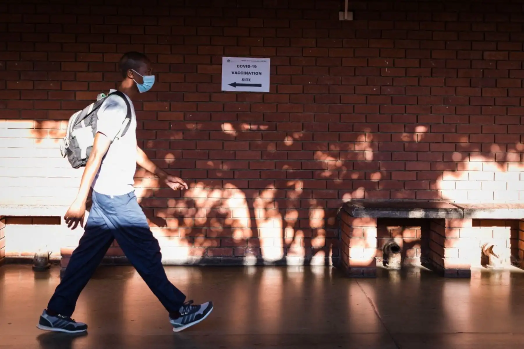 Un trabajador de la salud llega para recibir una dosis de la vacuna Johnson & Johnson contra el coronavirus covid-19 mientras Sudáfrica avanza con su campaña de inoculación en el Hospital Prince Mshiyeni en Umlazi, al sur de Durban. Foto: AFP
