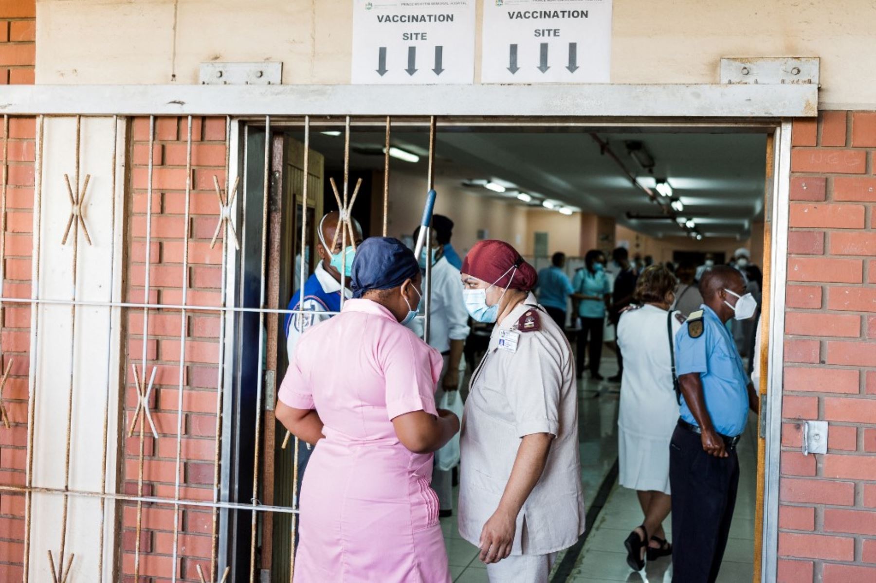 Los trabajadores de la salud se reúnen en un sitio de vacunación para recibir una dosis de la vacuna Johnson & Johnson contra el coronavirus covid-19 mientras Sudáfrica avanza con su campaña de inoculación en el Hospital Prince Mshiyeni en Umlazi, al sur de Durban, el 18 de febrero de 2021. Foto: AFP