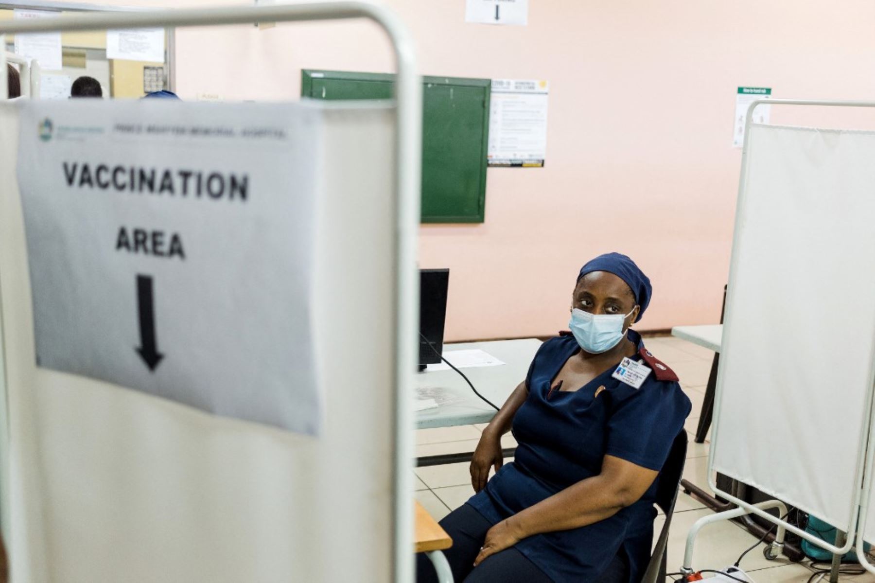 Una enfermera espera recibir una dosis de la vacuna Johnson & Johnson contra el coronavirus covid-19 mientras Sudáfrica continúa con su campaña de inoculación en el Hospital Prince Mshiyeni en Umlazi, al sur de Durban. Foto: AFP