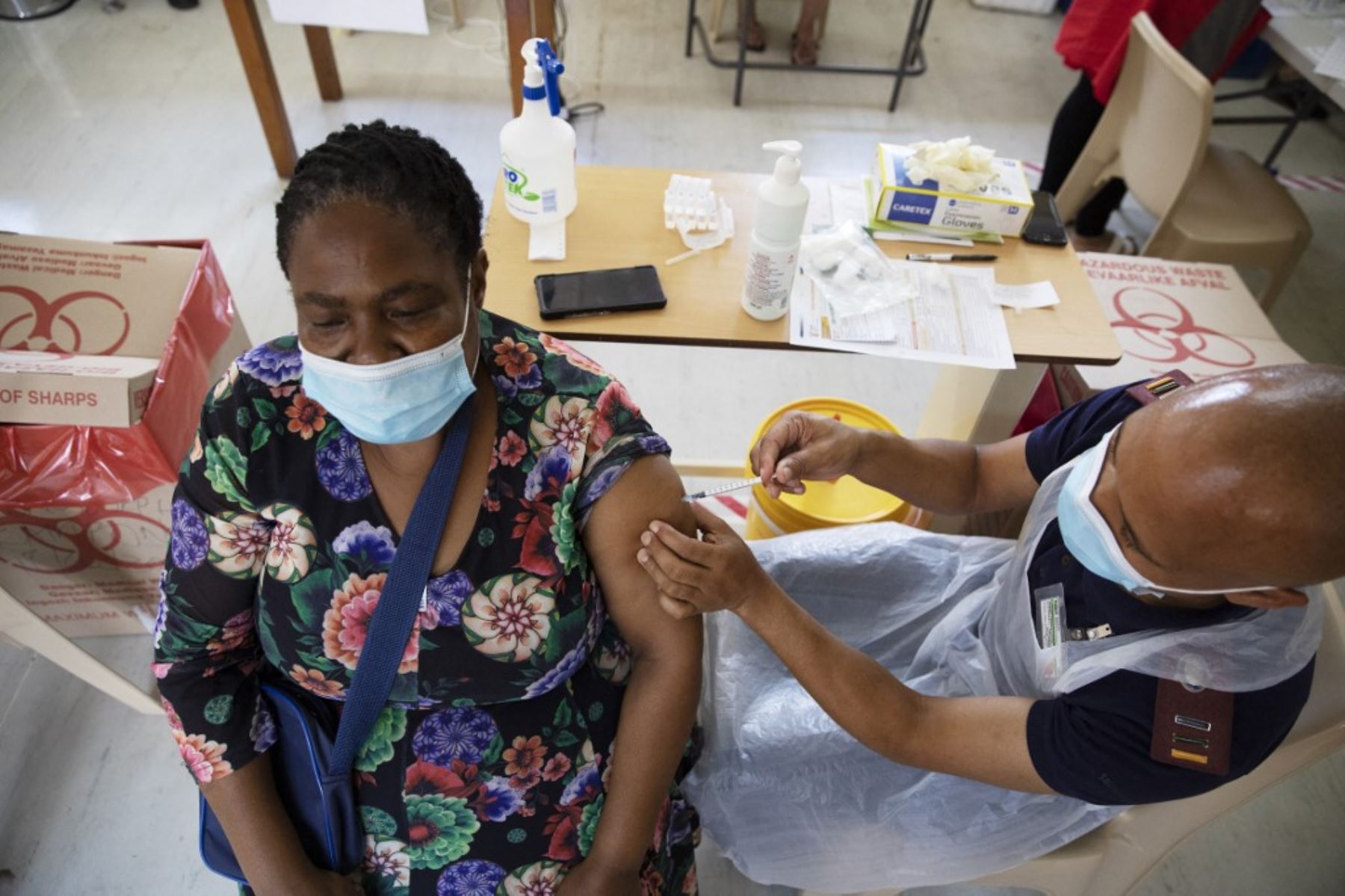 Un trabajador de la salud recibe una dosis de la vacuna Johnson & Johnson contra el coronavirus covid-19 mientras Sudáfrica avanza con su campaña de inoculación en el Hospital Klerksdorp el 18 de febrero de 2021. Foto: AFP